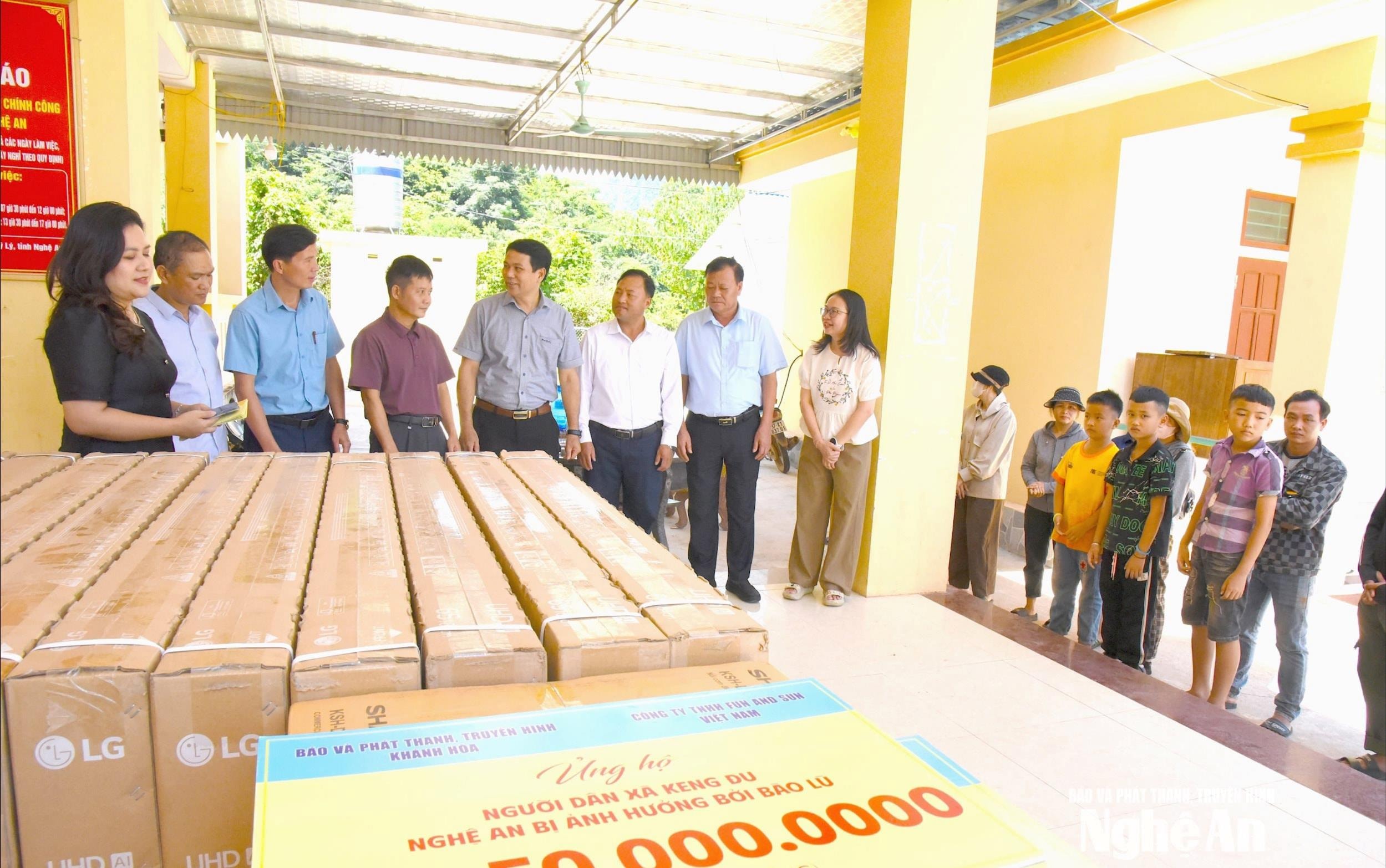 Trao tặng Trường PTDTBT tiểu học Mỹ Lý 2 tổng 10 tivi 65 inch và 3 nồi cơm điện cỡ lớn.