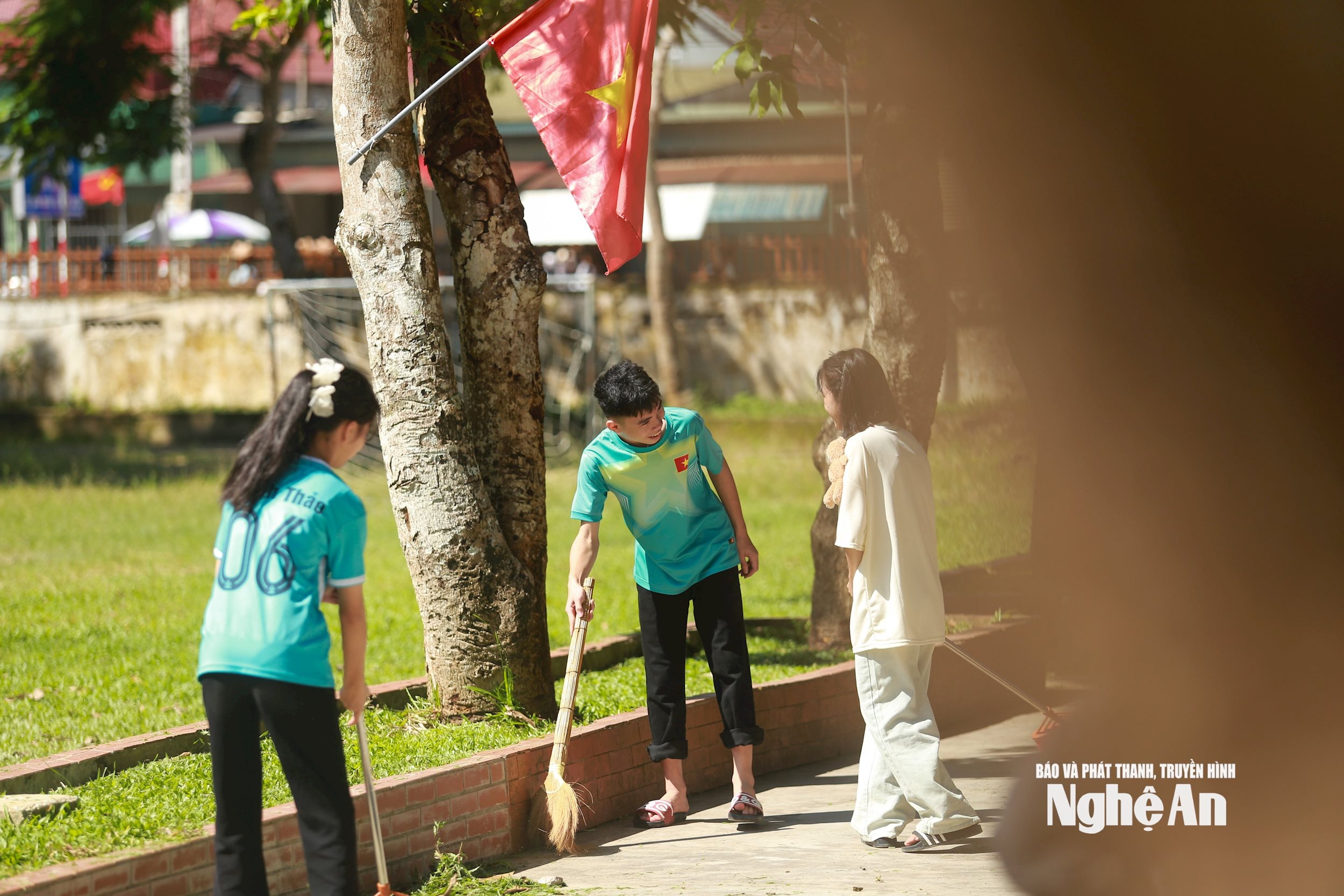Theo đó, từ 7h sáng, 3 cấp học gồm: mầm non, tiểu học, trung học cơ sở trên địa bàn xã Châu Bình sẽ khai giảng trực tiếp. Đến 8h sáng, thầy và trò sẽ cùng cả nước tham dự lễ khai giảng trực tuyến toàn quốc do Bộ Giáo dục và Đào tạo tổ chức (trong đó, thực hiện nghi thức chào cờ, hát Quốc ca cùng thời điểm diễn ra lễ chào cờ tại Trung tâm Hội nghị Quốc gia; nghe phát biểu của Đồng chí Tổng Bí thư Tô Lâm,...), điều đó đòi hỏi mọi công tác chuẩn bị cần kỹ lưỡng