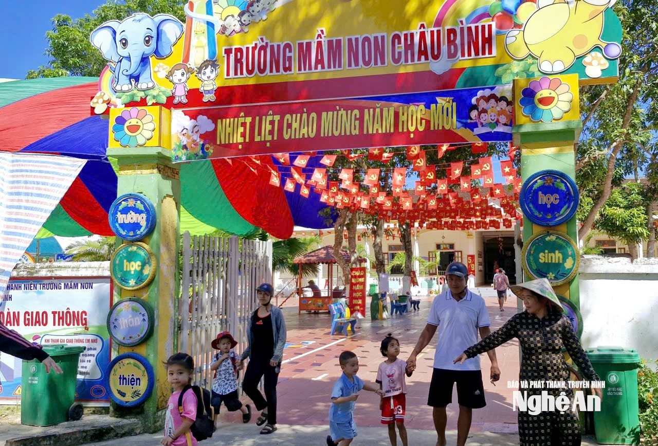 Khuôn viên Trường Mầm non Châu Bình cũng được trang hoàng sạch đẹp, tạo khí thế phấn khởi, vui tươi từ đầu năm học.