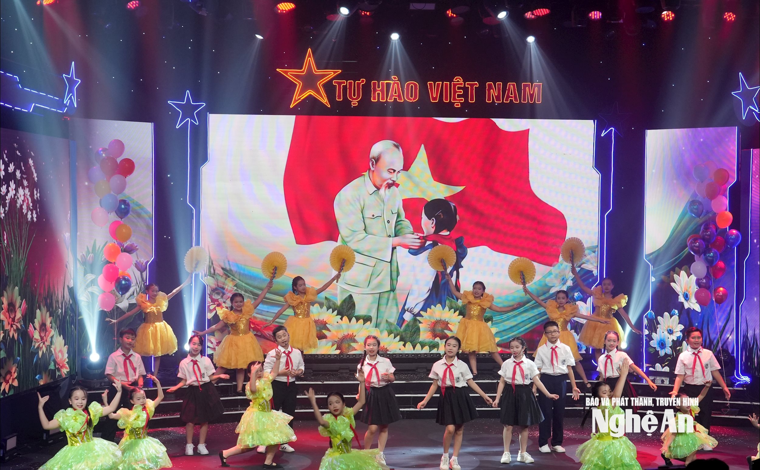 Sinh thời, Chủ tịch Hồ Chí Minh luôn dành nhiều thời gian quan tâm đến thiếu niên, nhi đồng - những chủ nhân tương lai của đất nước. Ảnh: Mỹ Hà