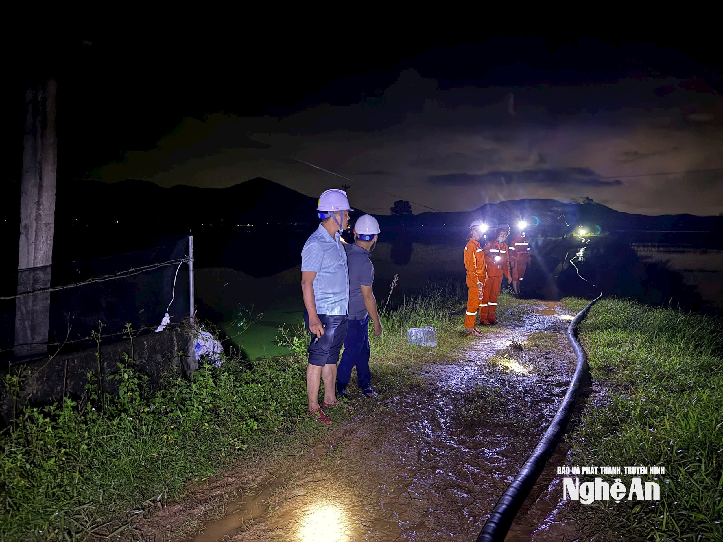Công nhân điện lực làm việc xuyên đêm để khắc phục sự cố (1)