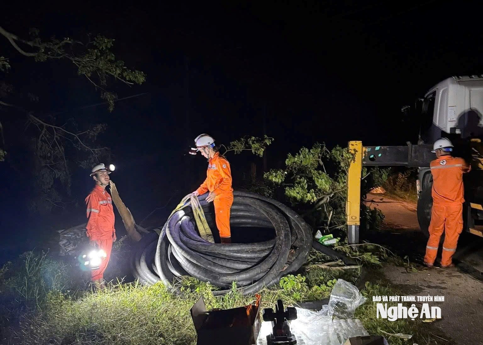 Công nhân điện lực làm việc xuyên đêm để khắc phục sự cố (2)