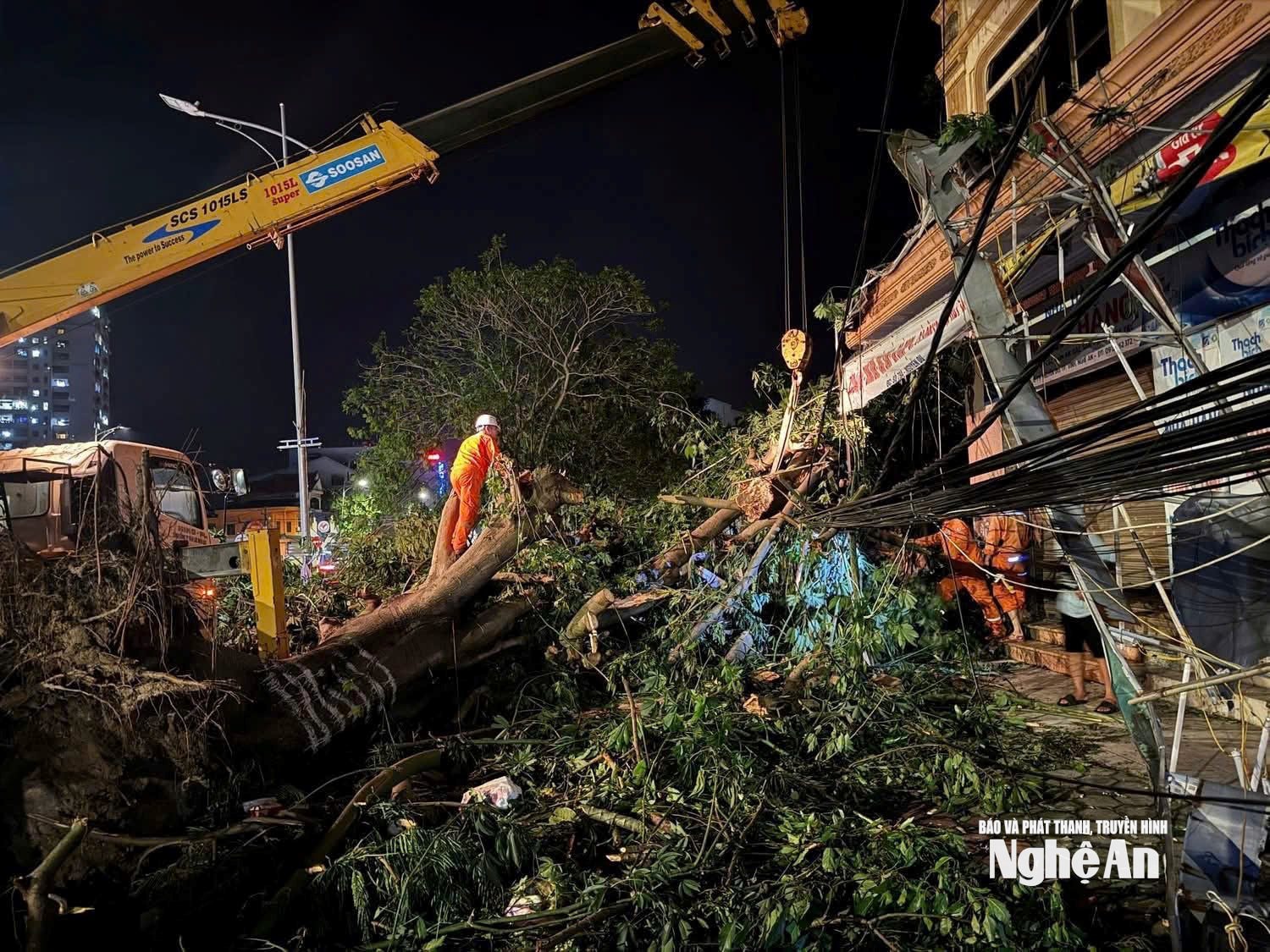 Công nhân điện lực làm việc xuyên đêm để khắc phục sự cố (3)