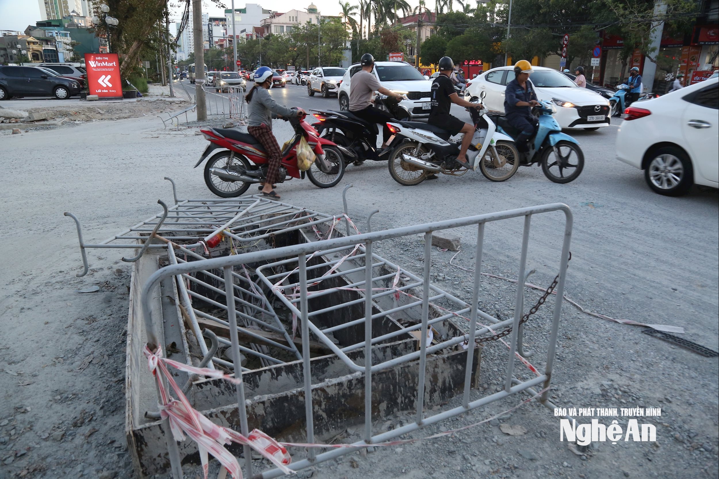 Những rào chắn hố ga để ngổn ngang giữa đường, tiềm ẩn nguy hiểm cho người tham gia giao thông.
