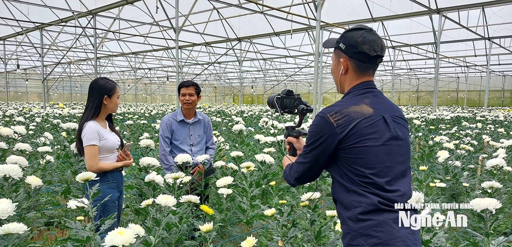 Ông Trần Huy Đường cùng phóng viên Báo và phát thanh, truyền hình Nghệ An tại trang trại hoa Lang Biang, xã Lạc Dương, tỉnh Lâm Đồng.