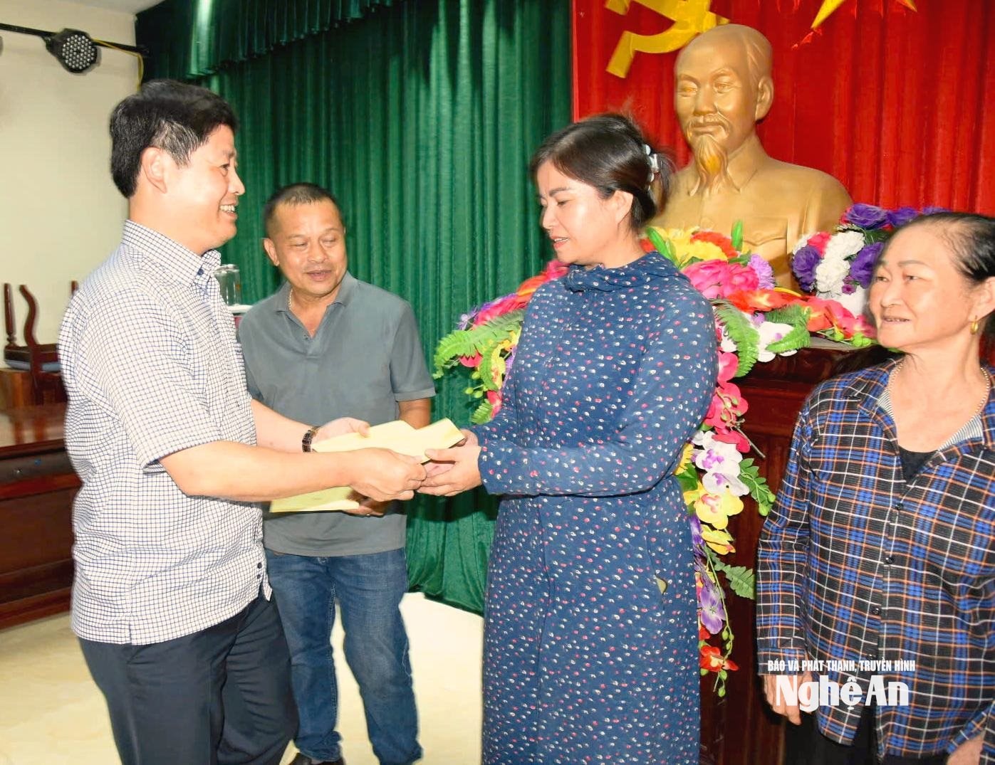 TBt Trần Minh Ngọc trao