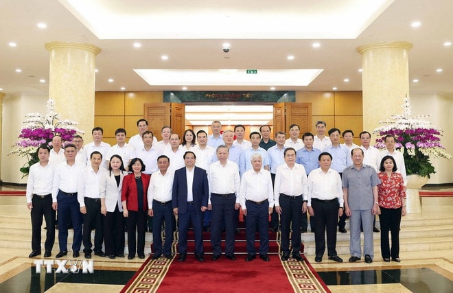 Tổng Bí thư Tô Lâm, các đồng chí trong Bộ Chính trị với Ban Thường vụ Đảng uỷ Mặt trận Tổ quốc Việt Nam, các đoàn thể Trung ương. (Ảnh: Thống Nhất/TTXVN) ttxvn-tong-bi-thu-mat-tran-to-quoc-3.jpg