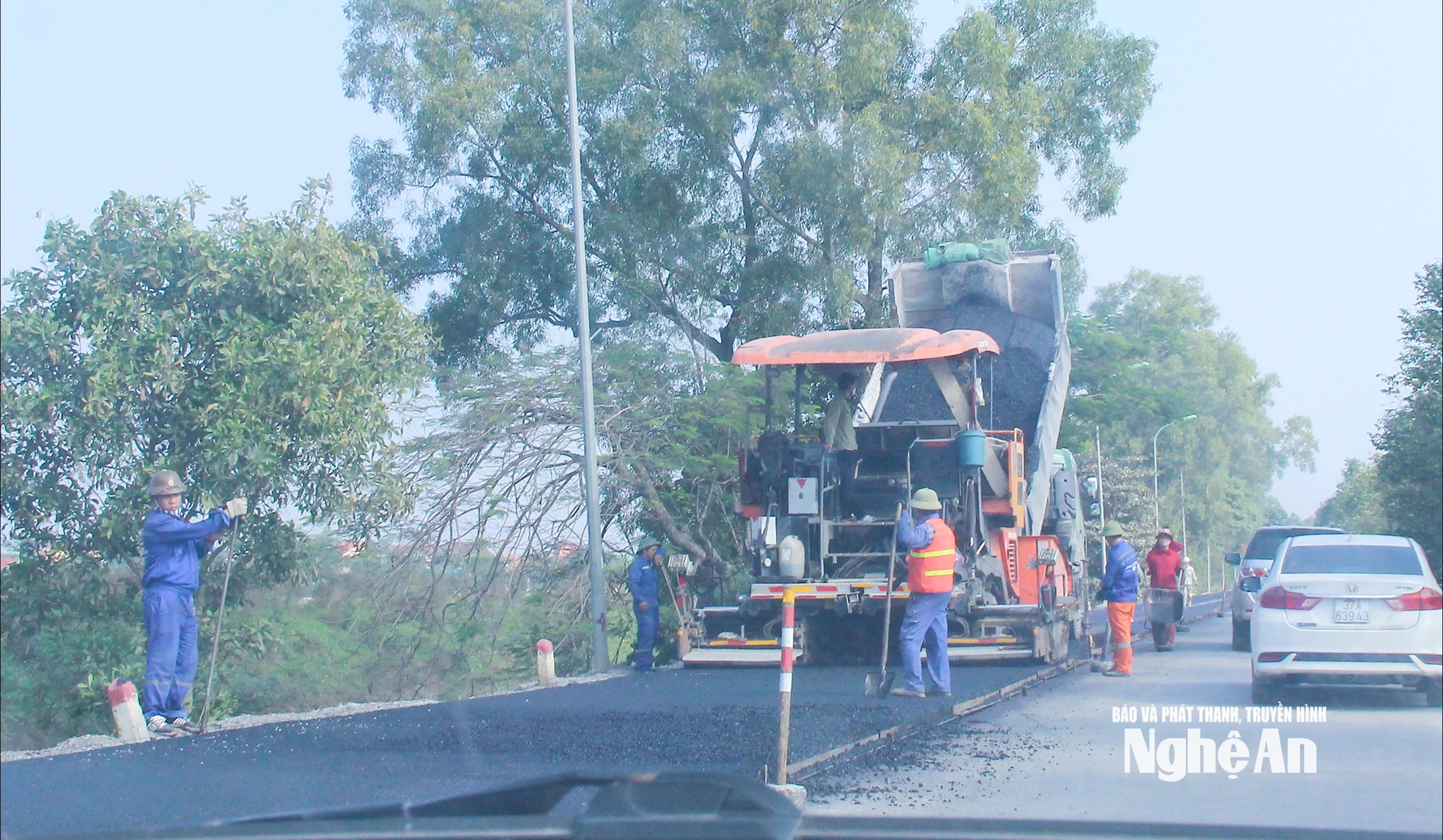  Nâng cấp, thảm nhựa đường giao thông trên địa bàn xã Hưng Nguyên Nam