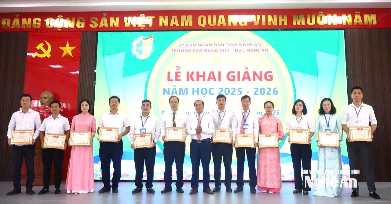 Tập thể ...............