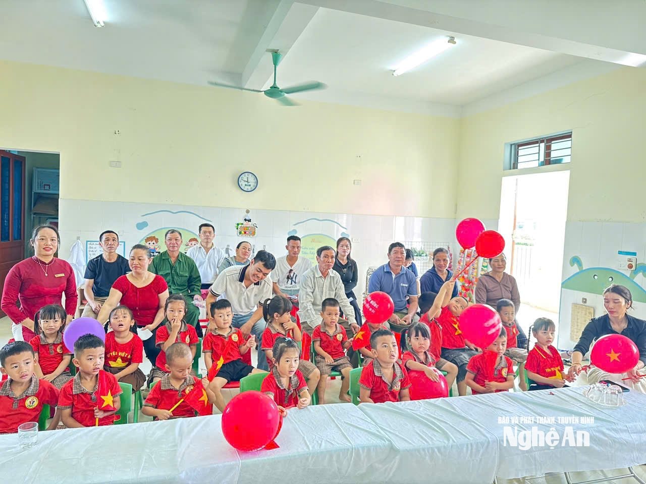 từng ánh mắt háo hức của các em mầm non Châu Nhân
