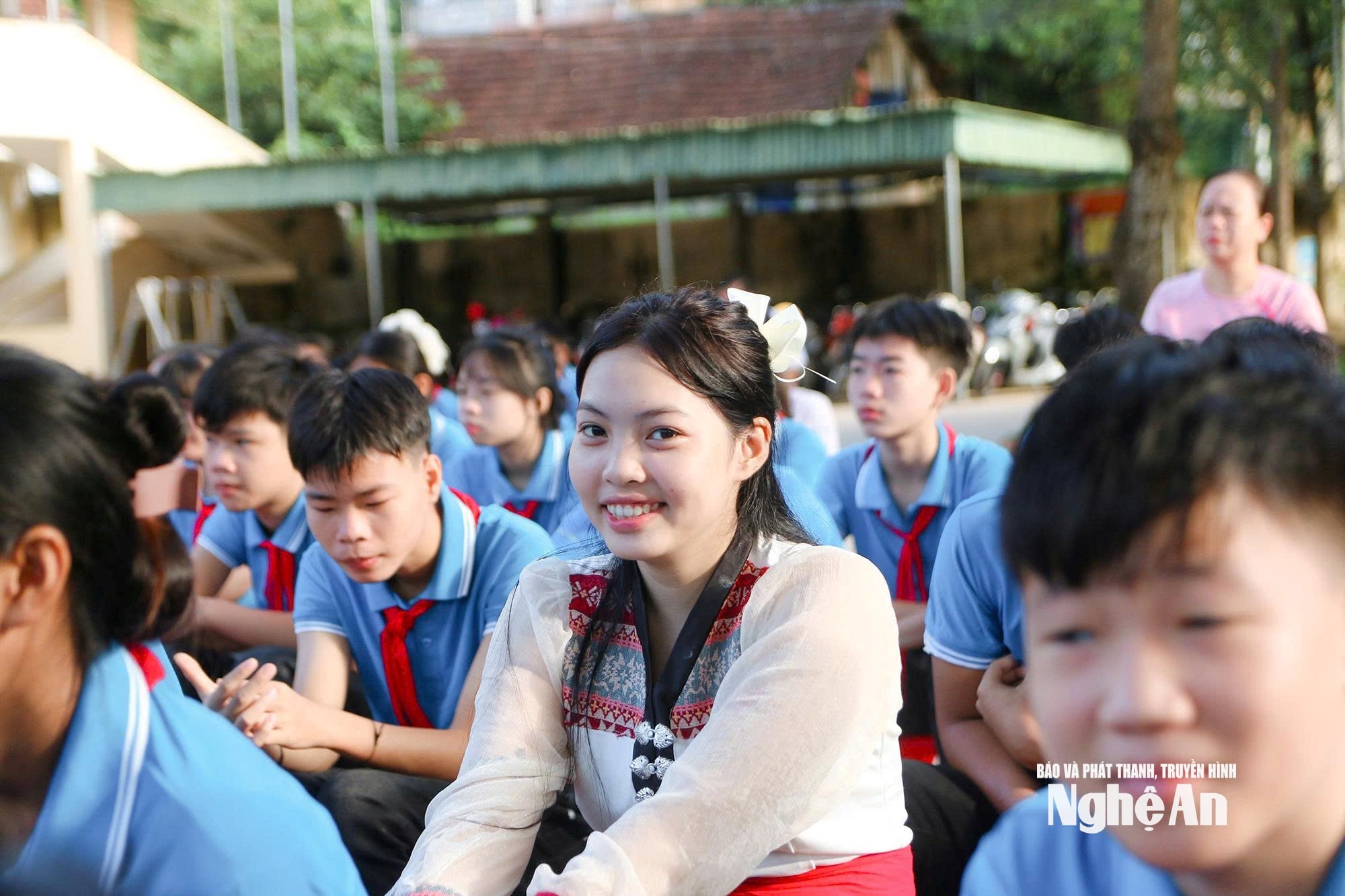 Em học sinh Trường THCS Xá Lượng rạng rỡ trong trang phục truyền thống trong ngày khai giảng năm học mới. Ảnh: Đình Tuân
