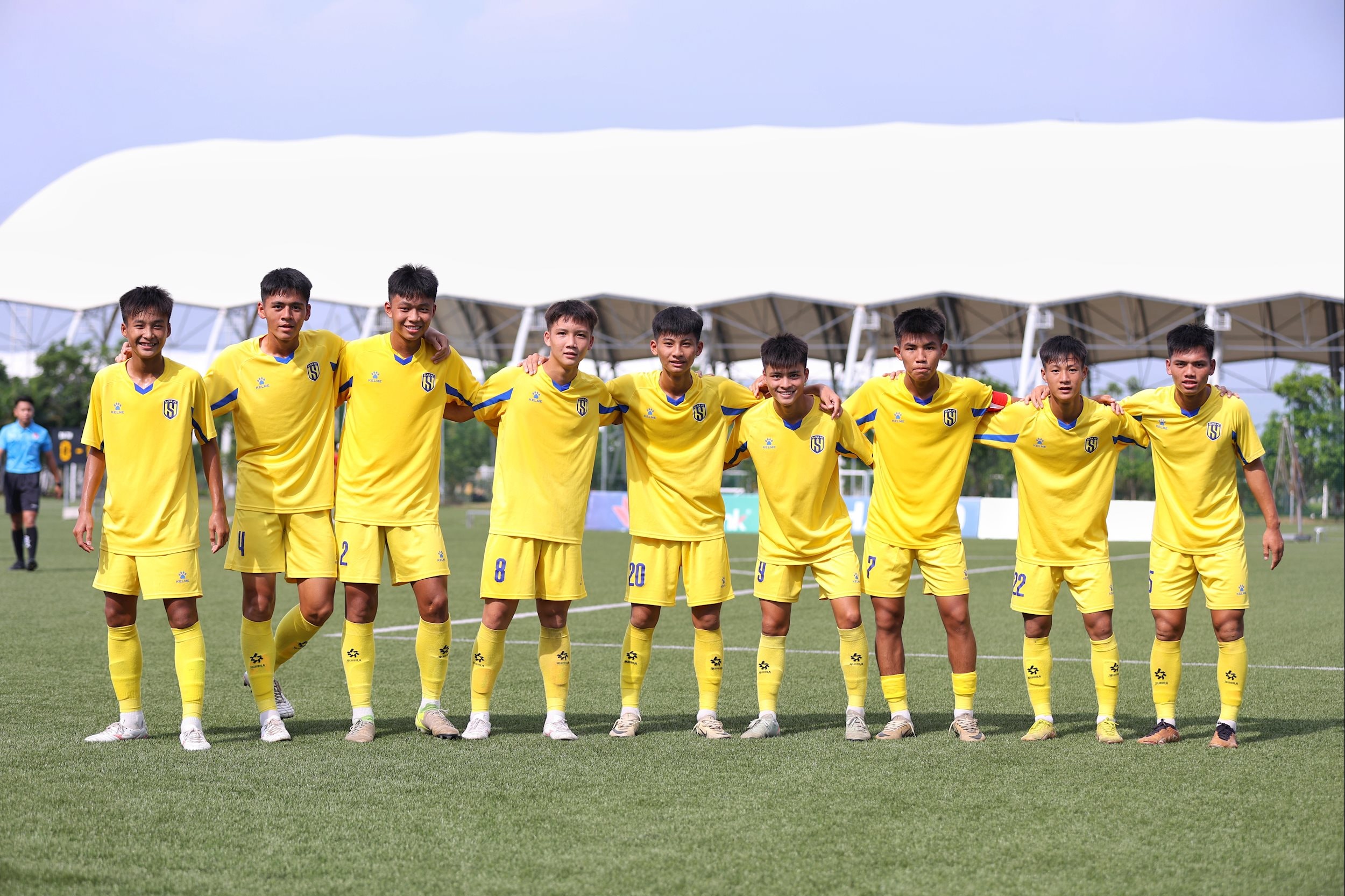 Niềm vui của các cầu thủ U17 SLNA khi vượt qua vòng loại. Ảnh: Đức Anh