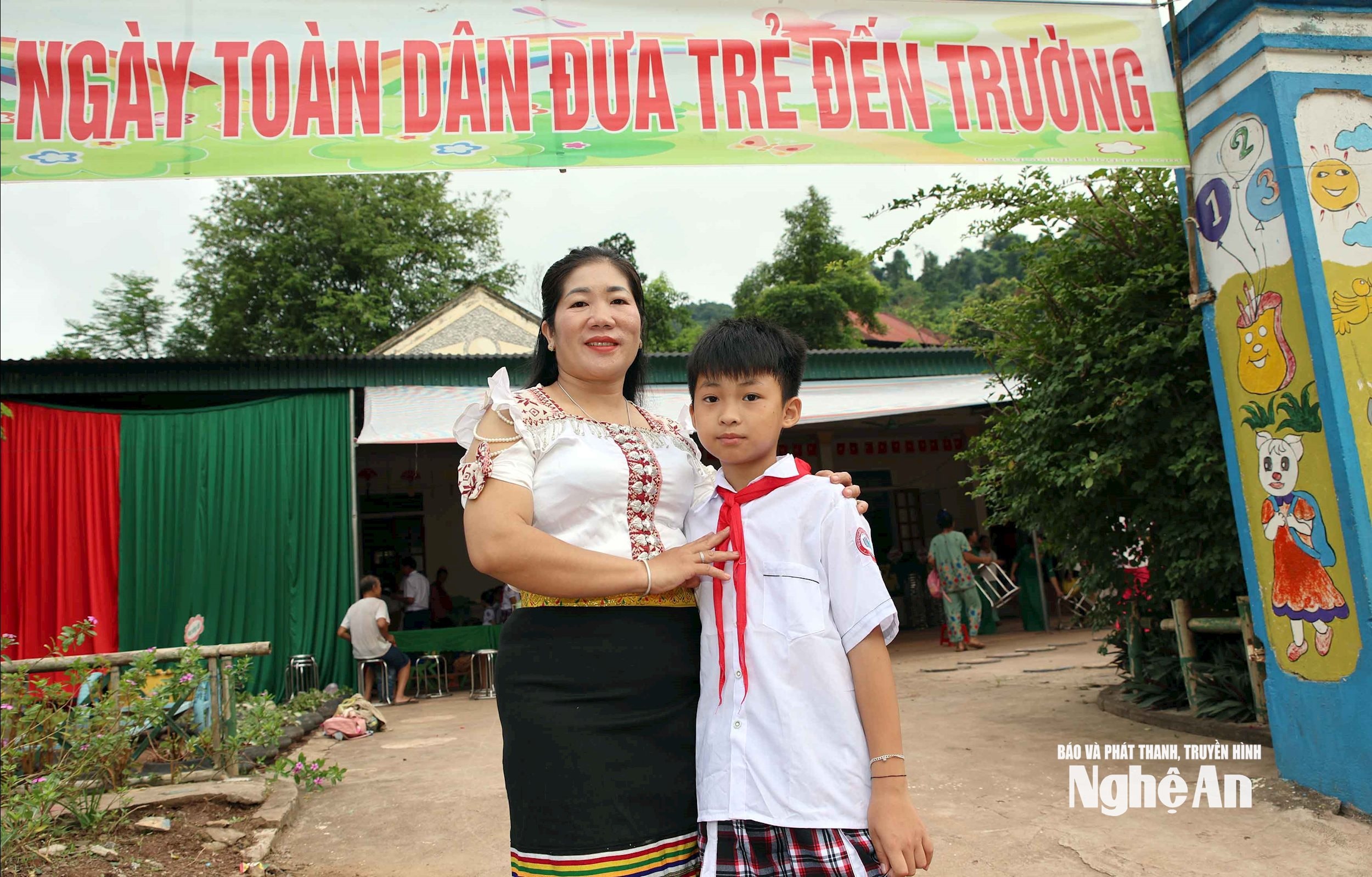 Em Lữ Hoàng Lâm (SN 2015) ở bản Xằng Trên, xã Mỹ Lý trong ngày khai giảng. Sau đợt lũ vừa qua, nhà em bị trôi hoàn toàn. Em cùng mẹ phải ở nhờ nhà người quen. Ảnh: Thanh Quỳnh
