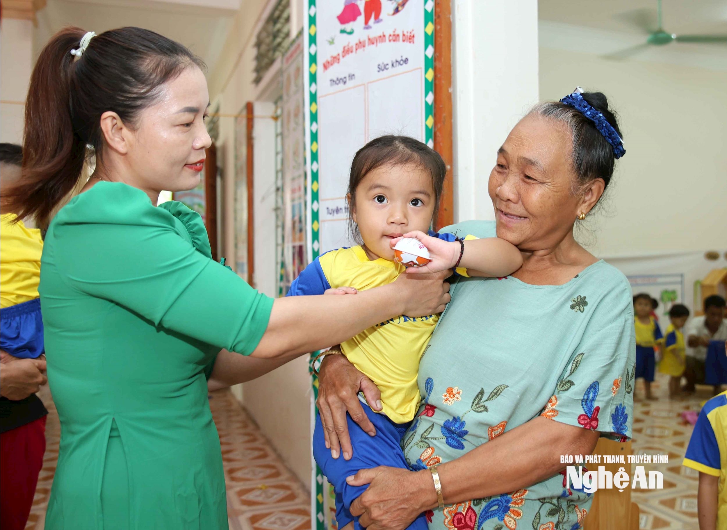 Bà Vọng Thị Pòm (SN 1960, bản Xằng Trên, xã Mỹ Lý) cùng cháu nội 3 tuổi trong buổi lễ khai giảng. Ảnh: Thanh Quỳnh