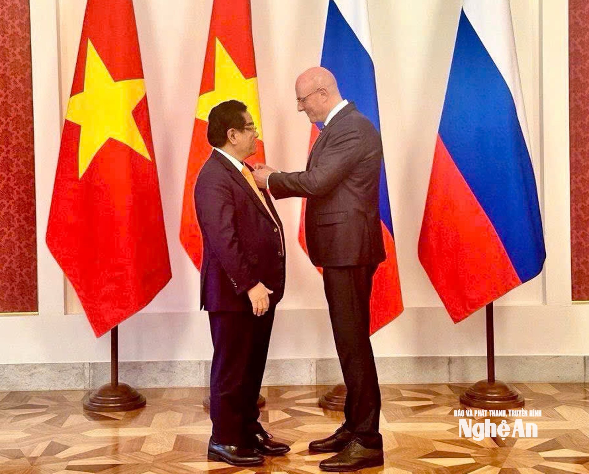 NGA TẶNG HUY CHƯƠNG 1