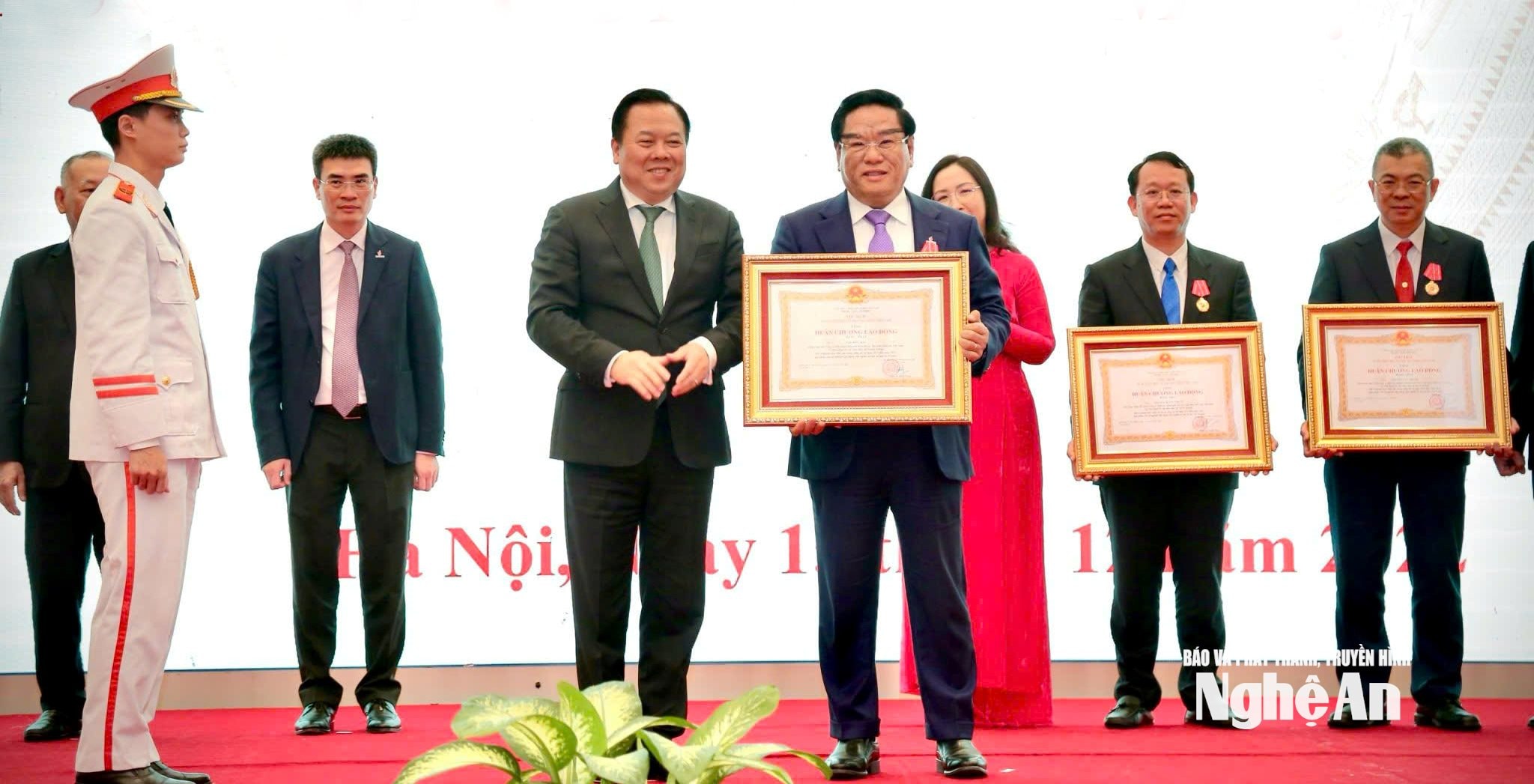 TS Ngô Hữu Hải đón nhận Huân chương Lao động hạng Nhất. Ảnh NVCC