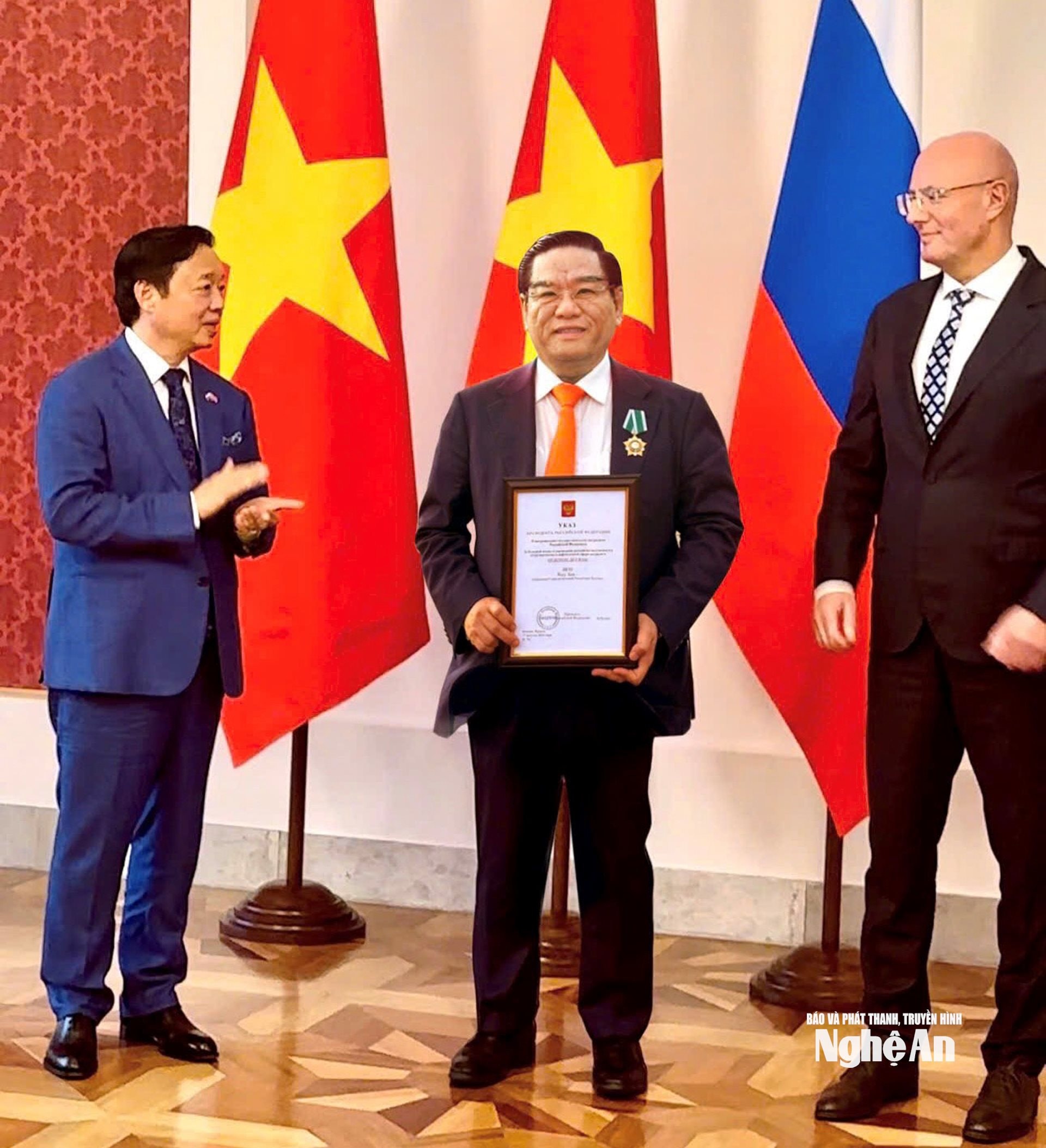 TS Ngô Hữu Hải vinh dự đón nhận Huân chương Hữu nghị của Liên bang Nga, do tổng thống Vladimia Putin ký tặng. Ảnh NVCC