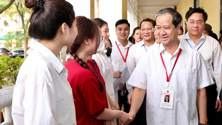 Bộ trưởng Giáo dục và Đào tạo Nguyễn Kim Sơn động viên thí sinh tại một điểm thi trong Kỳ thi tốt nghiệp THPT năm 2025. img-0295-8656.jpg