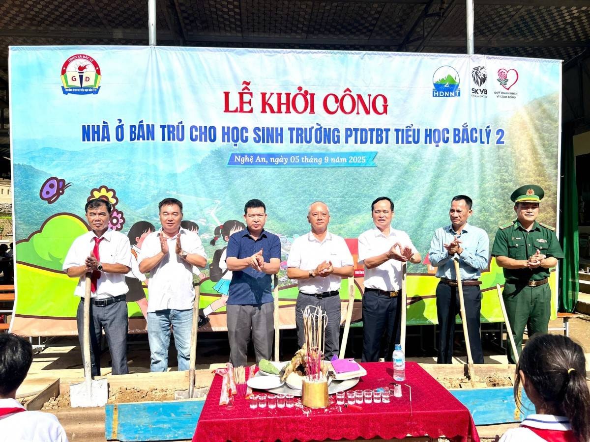 Hội Doanh Nghiệp Nghệ Tĩnh tại TP.Hồ Chí Minh và các mạnh thường quân tài trợ 1 tỷ đồng xây phòng ở bán trú cho học sinh xã Bắc Lý, Nghệ An