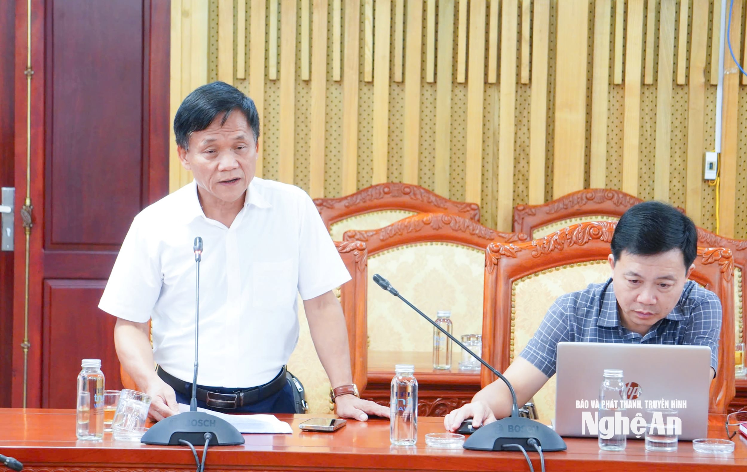  Phó Chủ tịch Hội Luật gia tỉnh - Trần Văn Mão nêu ý kiến góp ý vào 2 dự thảo luật. Ảnh Mai Hoa