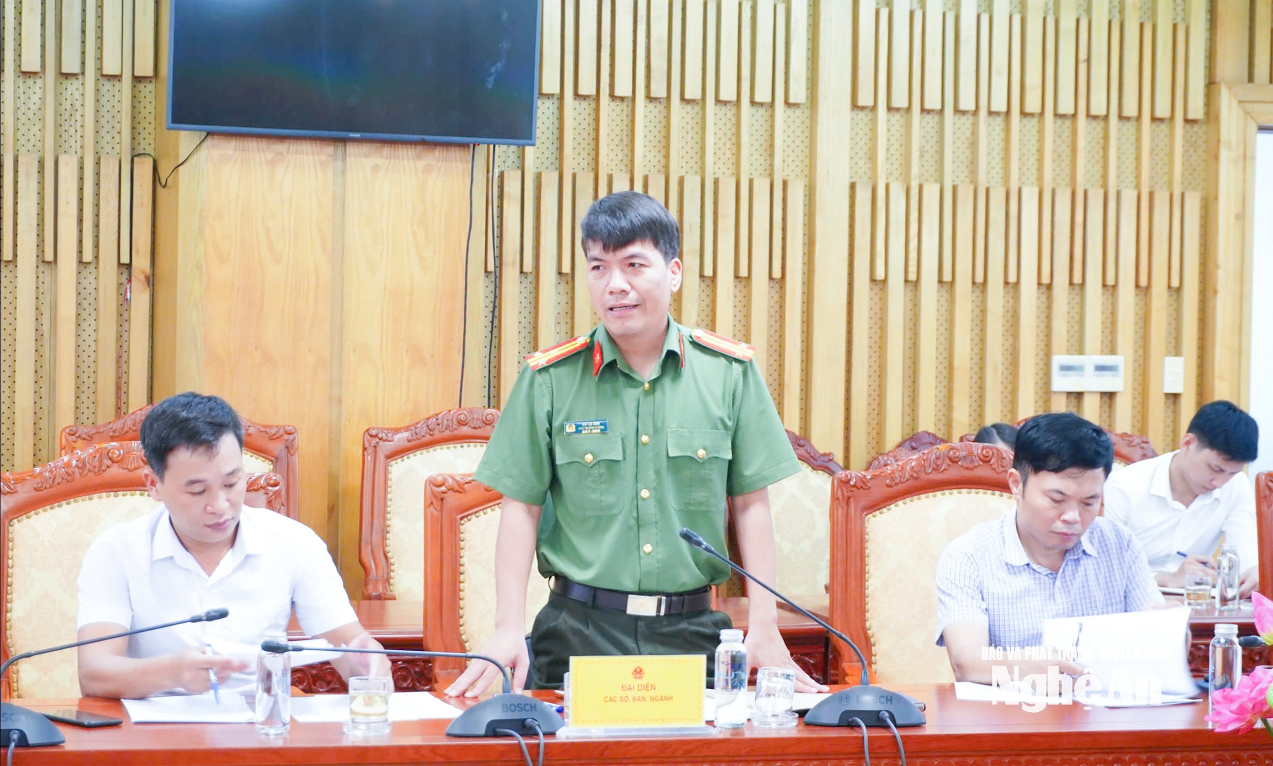 Phó trưởng phòng Tham mư, Công an tỉnh - Bùi La Sơn tham gia góp ý tại hội nghị. Ảnh- Mai Hoa