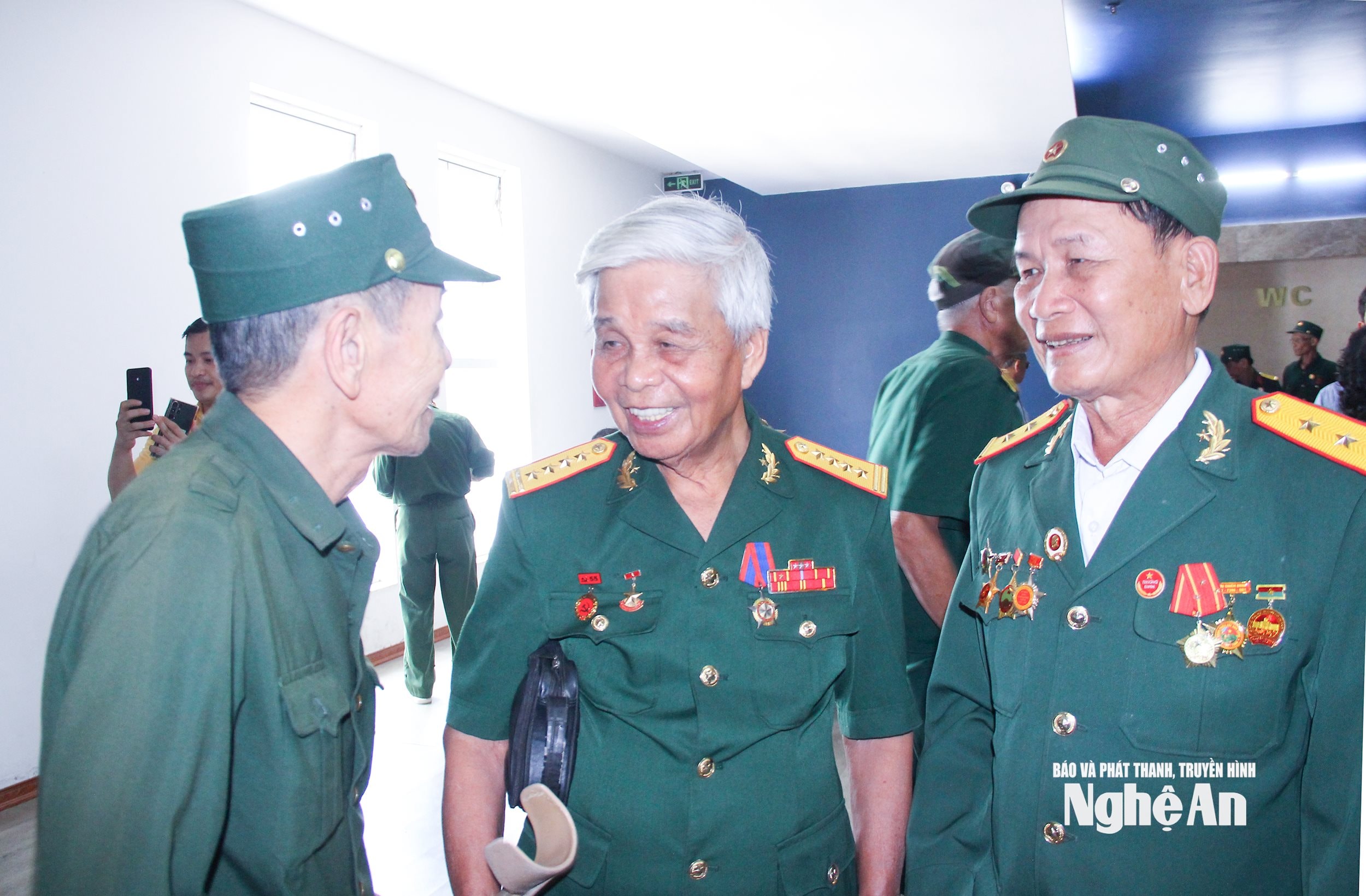 Các bác cựu chiến bi gặp gỡ, trao đổi. Ảnh Mai Hoa
