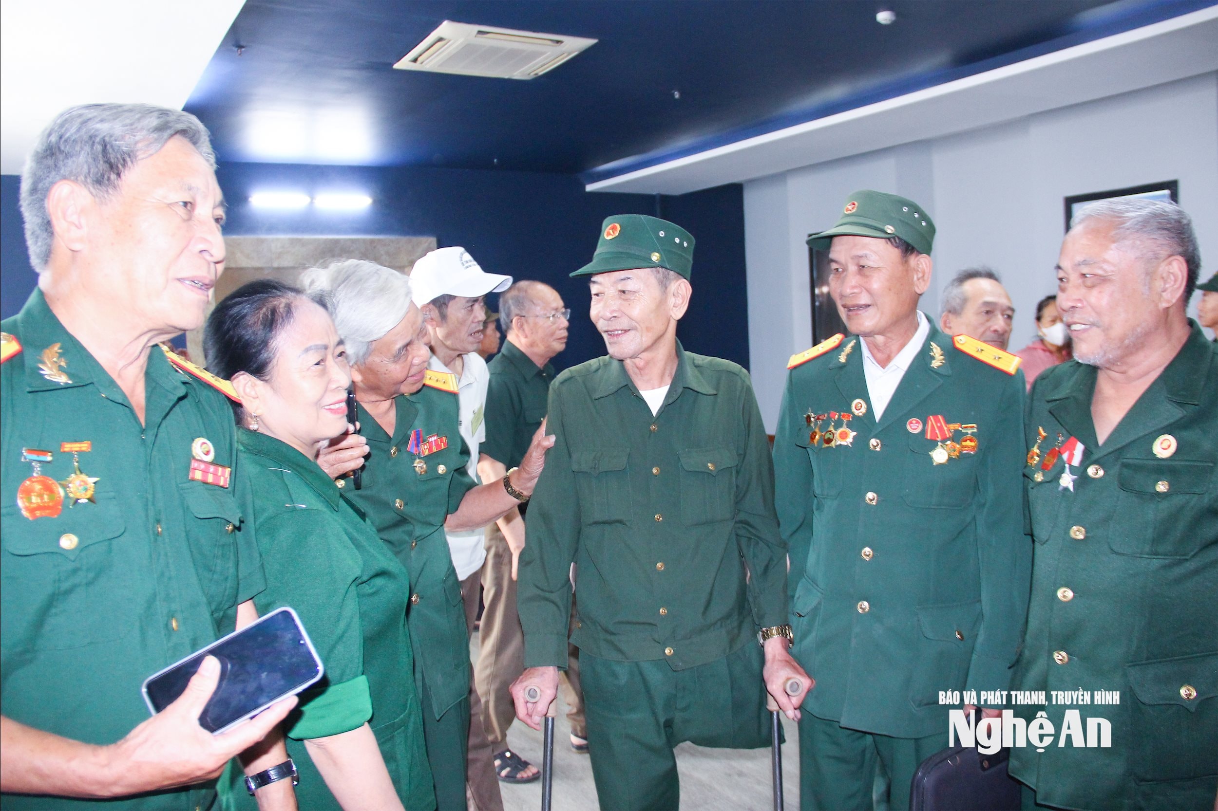 Các cựu chiến binh gặp gỡ, tìm hiểu cuộc sống hôm nay của đồng đội. Ảnh Mai Hoa
