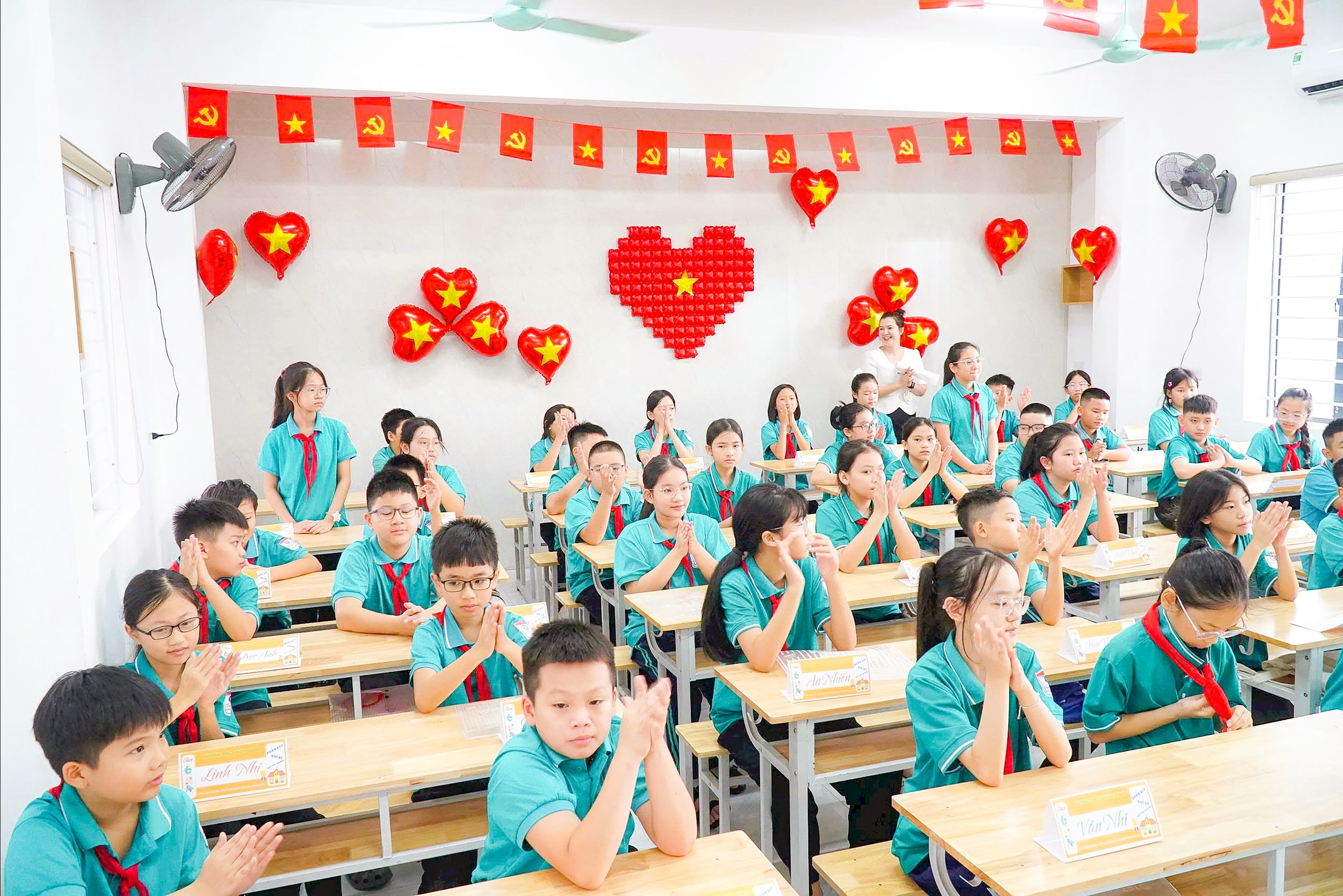 Giáo viên và học sinh Trường THCS Hưng Bình chào đón năm học mới. Ảnh Mỹ Hà