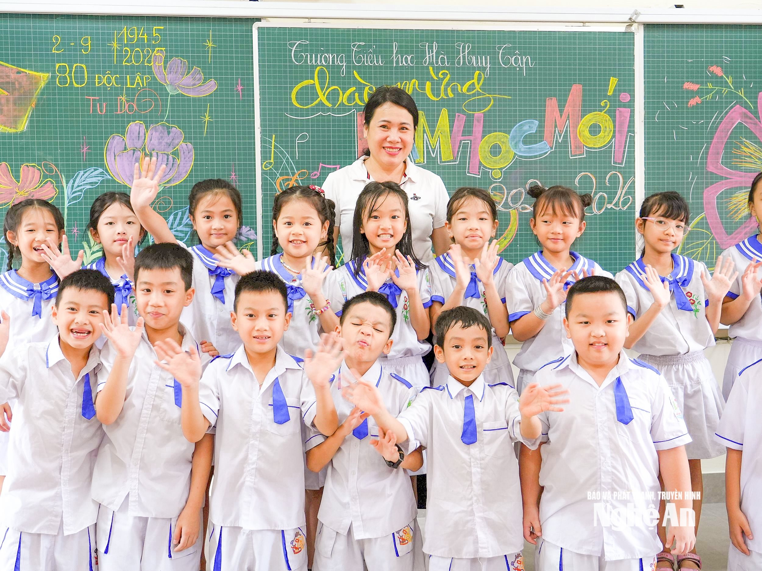 Giáo viên và học sinh Trường Tiểu học Hà Huy Tập 2 chào đón năm học mới. Ảnh Tiến Hùng