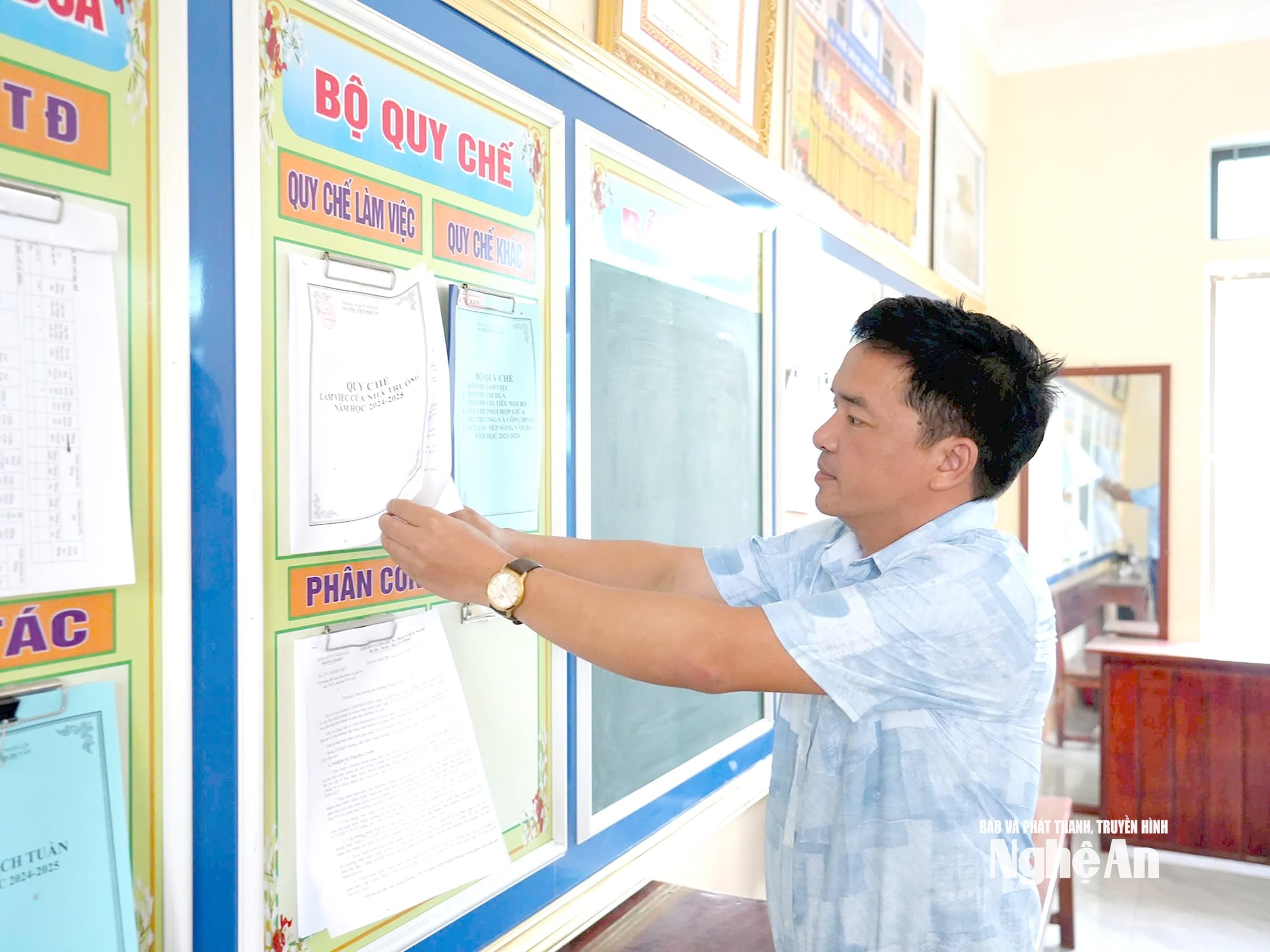 Trước thềm năm học mới, Hiệu trưởng Trường THCS Nghi Văn lo lắng khi phân công nhiệm vụ. Ảnh MH