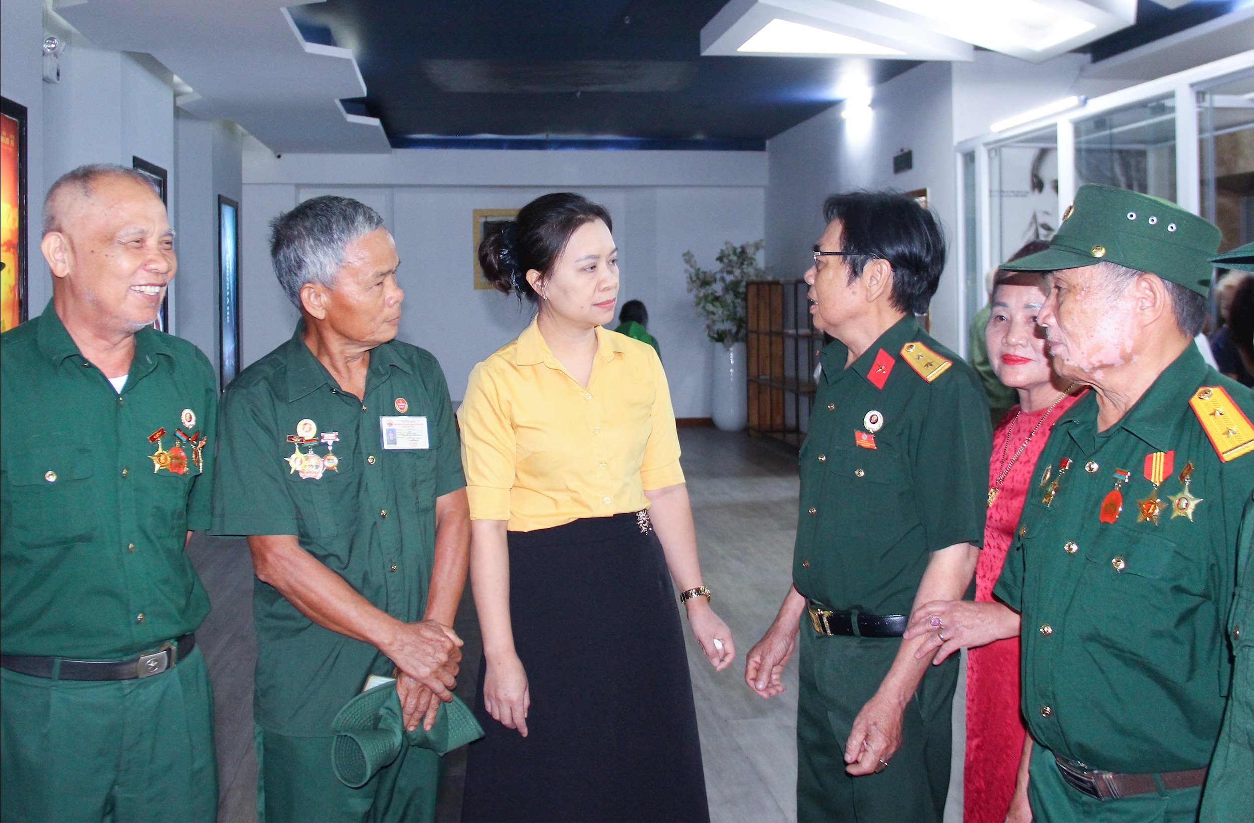 Các bác cựu chiến binh trao đổi với cán bộ Mặt trận tỉnh. Ảnh Mai Hoa