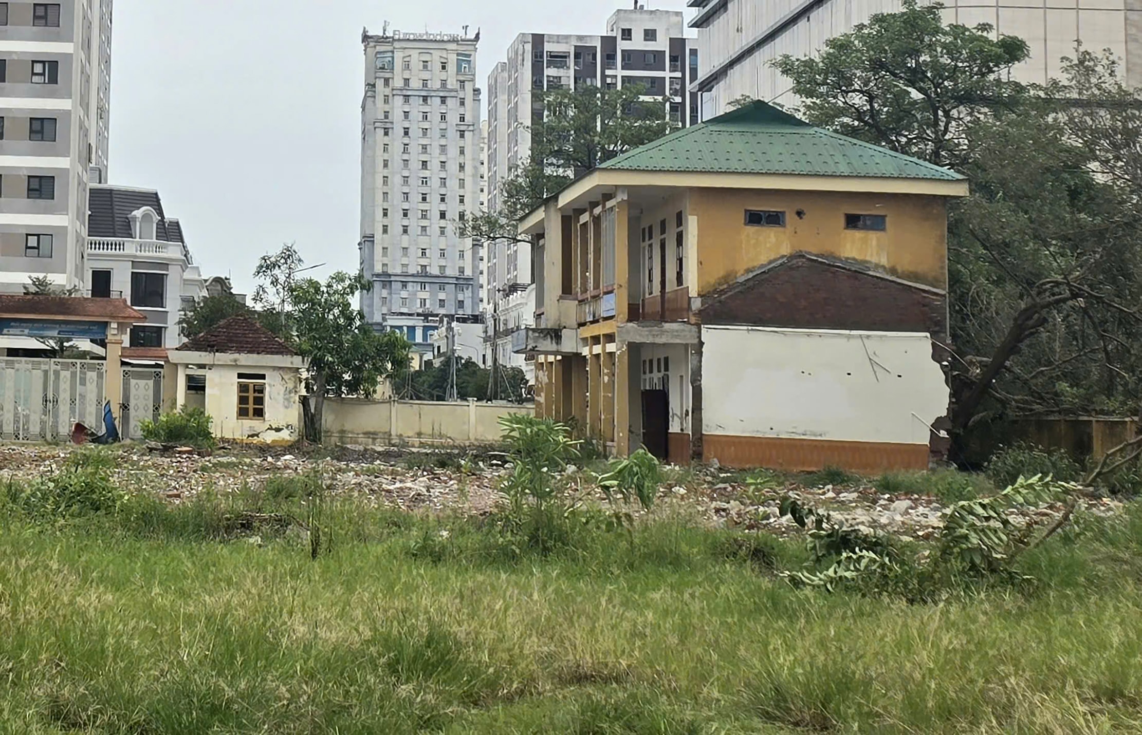 Dù nhà trường đã thiết kế cơ sở khác để giảng dạy thông suốt hơn 1 năm nay, nhưng đến nay, công tác giải phóng mặt bằng ở Trường tiểu học Quang Trung vẫn chưa hoàn thành, còn dãy n