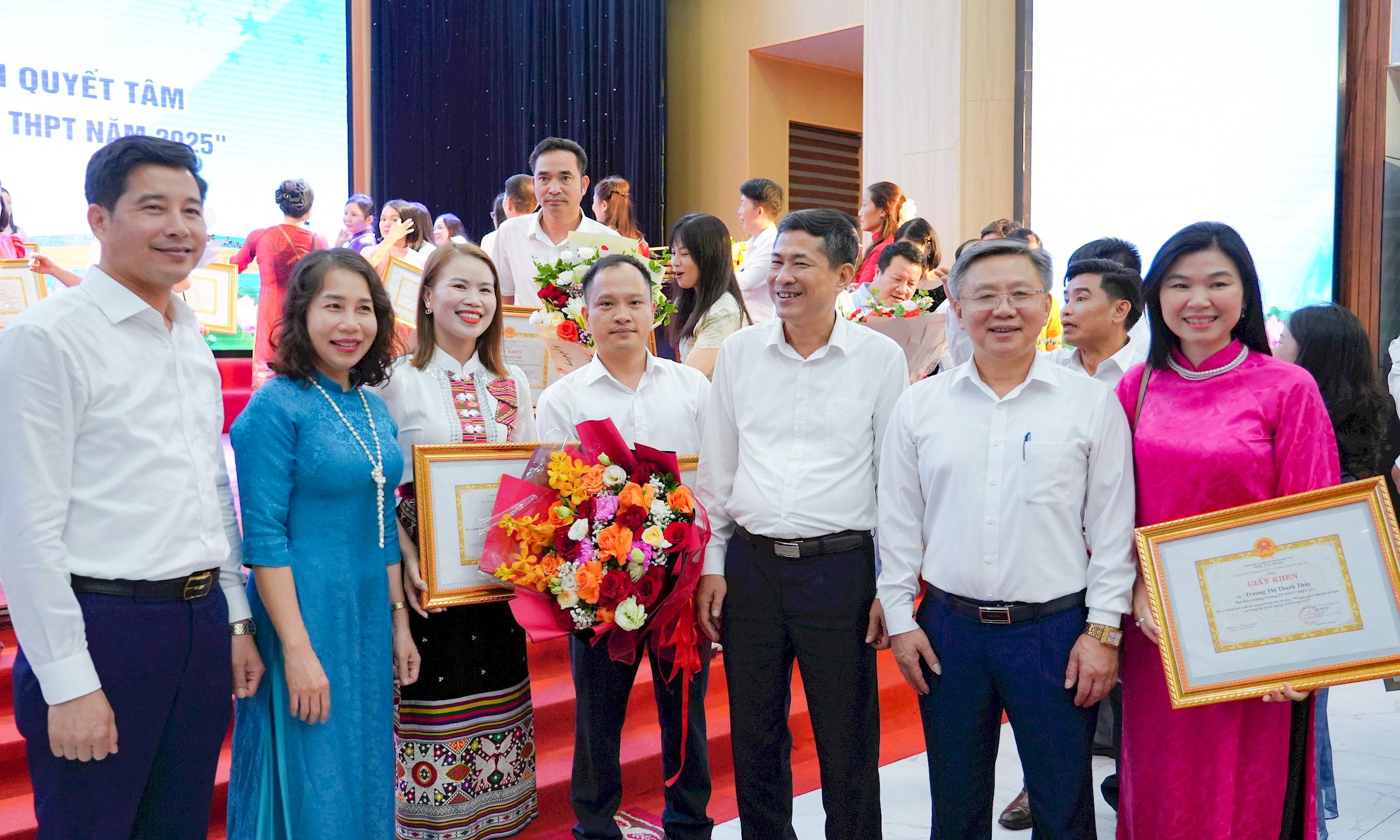 Giám đốc Sở Giáo dục và Đào tạo Thái Văn Thành cùng với các thầy giáo, cô giáo tại Lễ tổng kết phong trào thi đua 90 ngày quyết tâm đạt kết quả cao tại Kỳ thi tốt nghiệp THPT nă