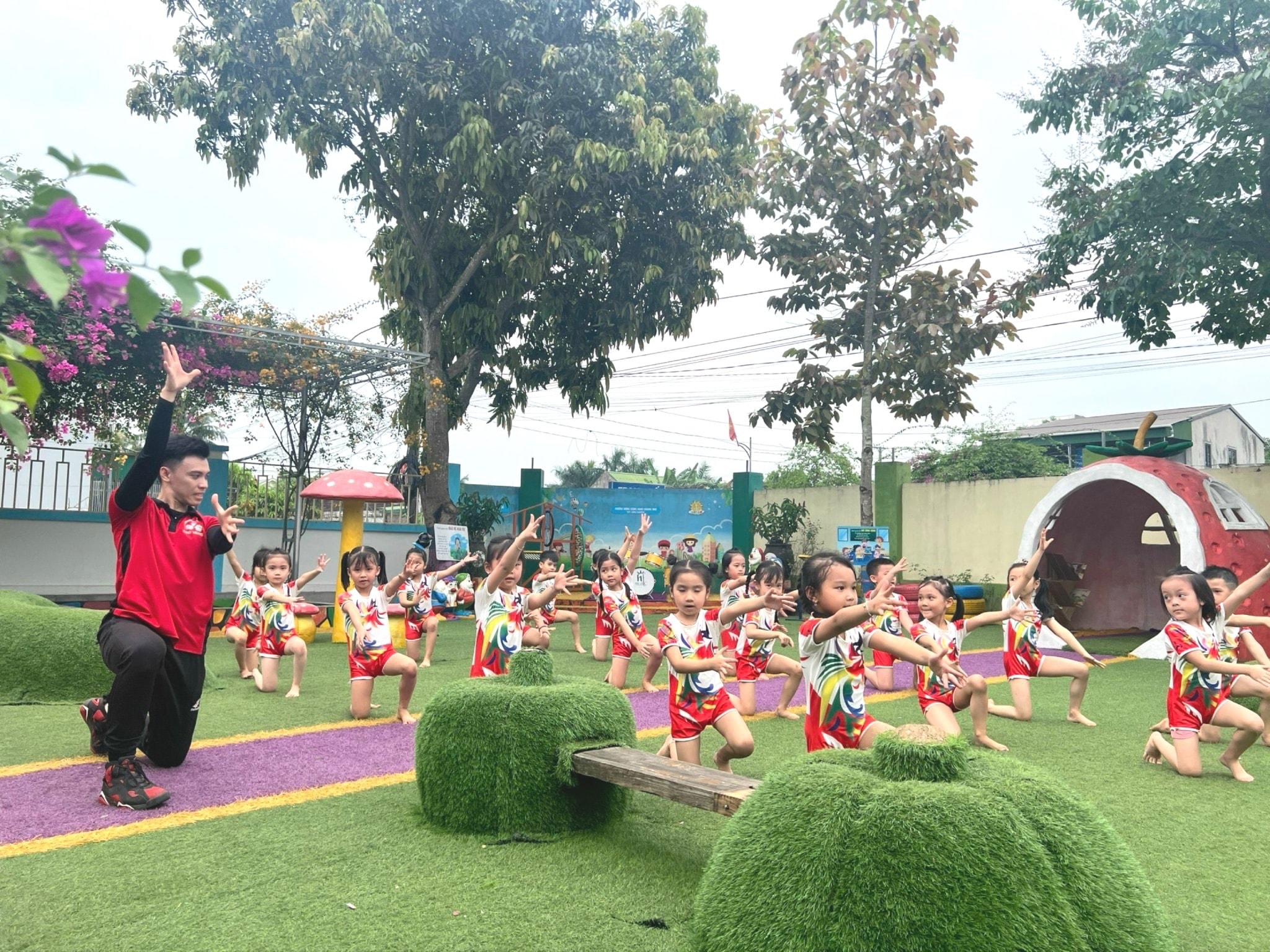 Học sinh học theo mô hình trường tiên tiến tại Trường Mầm non Quán Hành - Nghi Lộc. Ảnh Mỹ Hà