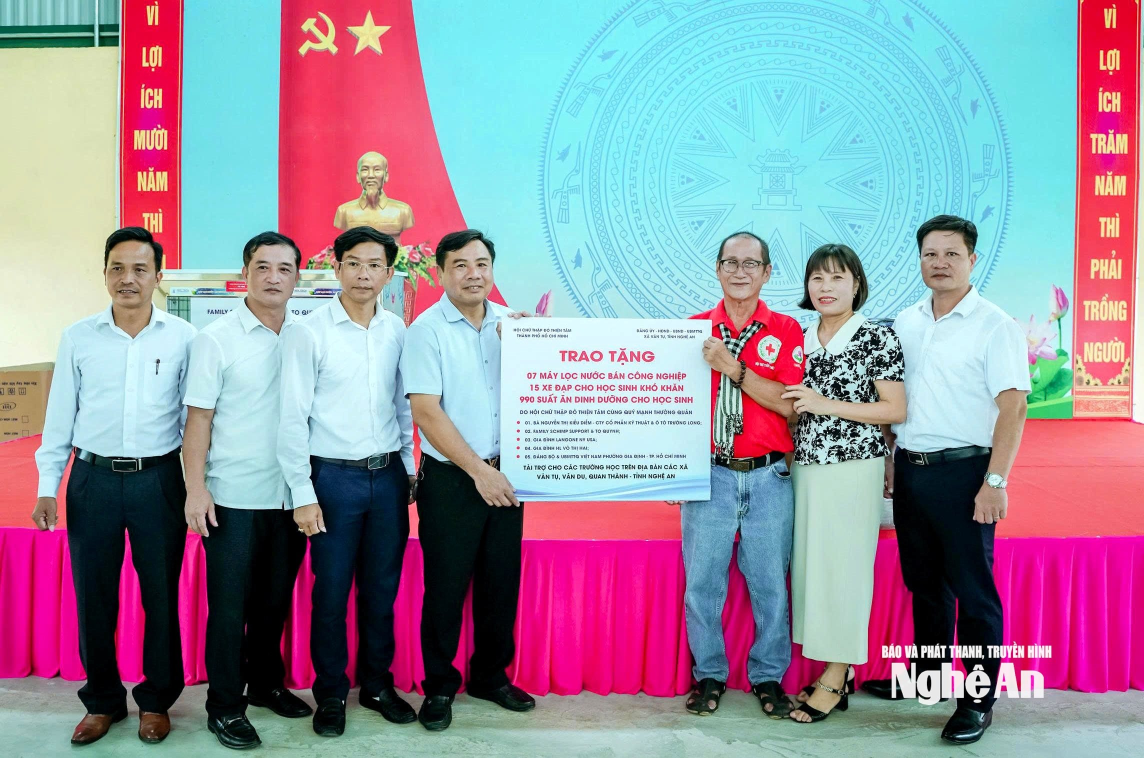 Đoàn trao biển tượng trưng các phần quà cho học sinh và trường học trên địa bàn các xã Vân Tụ, Quan Thành, Vân Du và Hợp Minh, tỉnh Nghệ An. Ảnh: PV