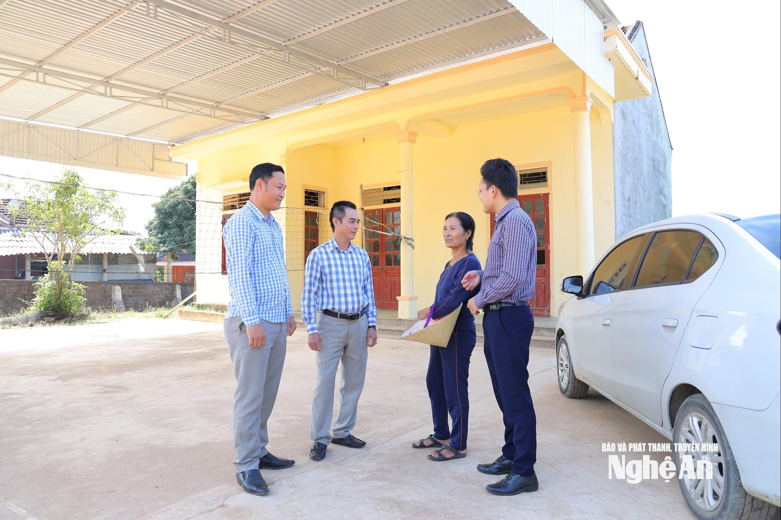 Cán bộ xã Nghĩa Mai (Nghĩa Đàn) làm việc với cán sự thôn Mai Thịnh về xây dựng nông thôn mới. Ảnh- NS2574