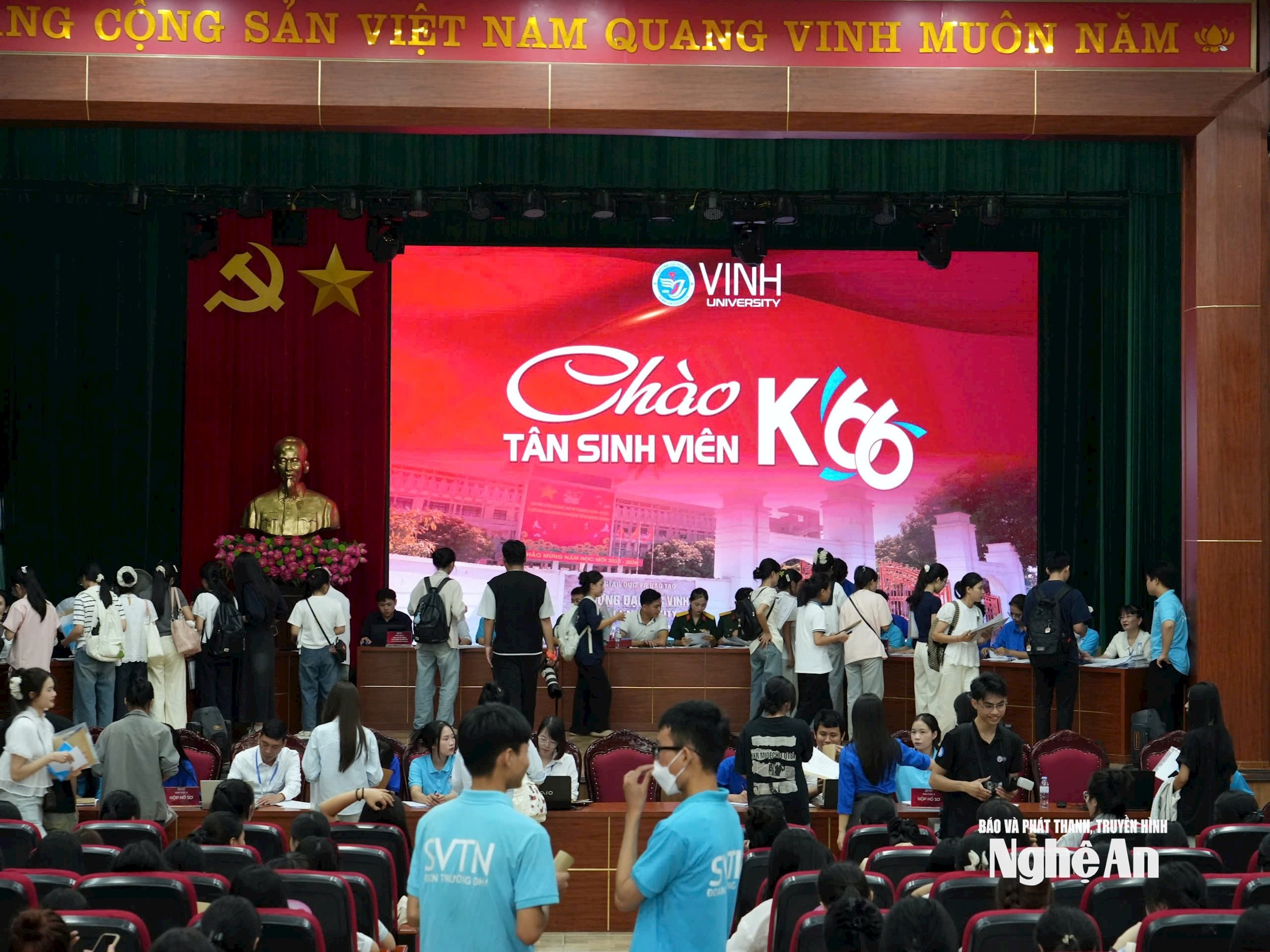 Sinh viên ngành sư phạm nhập học vào Trường Đại học Vinh. Ảnh - Mỹ Hà