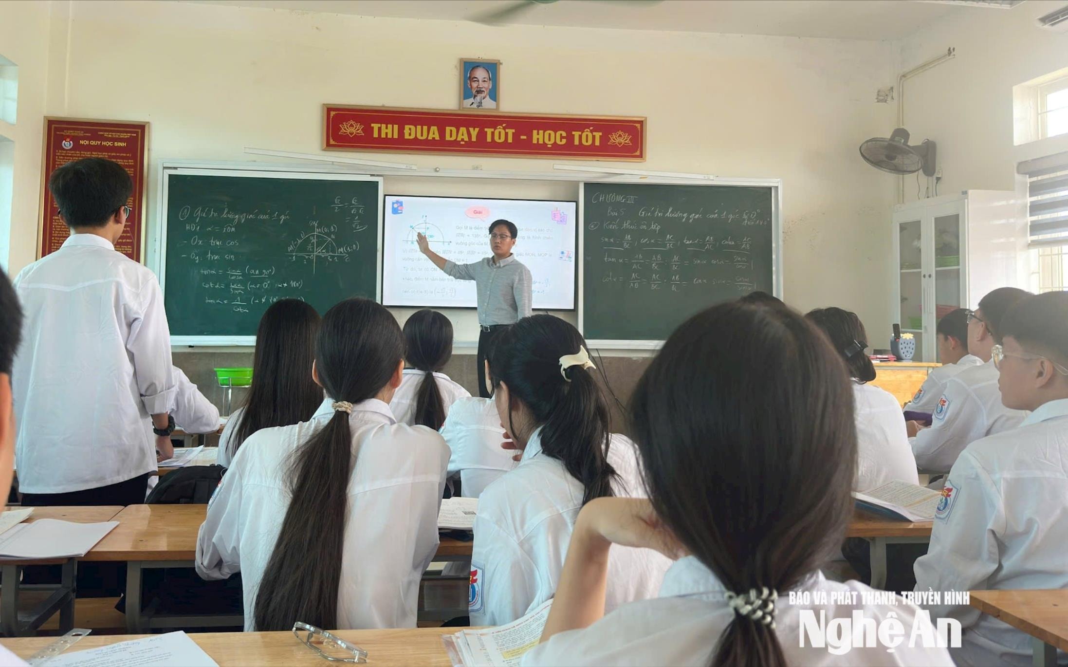 bna_tiet-day-cua-thay-giao-le-dinh-tu-va-hoc-sinh-truong-thpt-huynh-thuc-khang.-anh-my-ha(1).jpg
