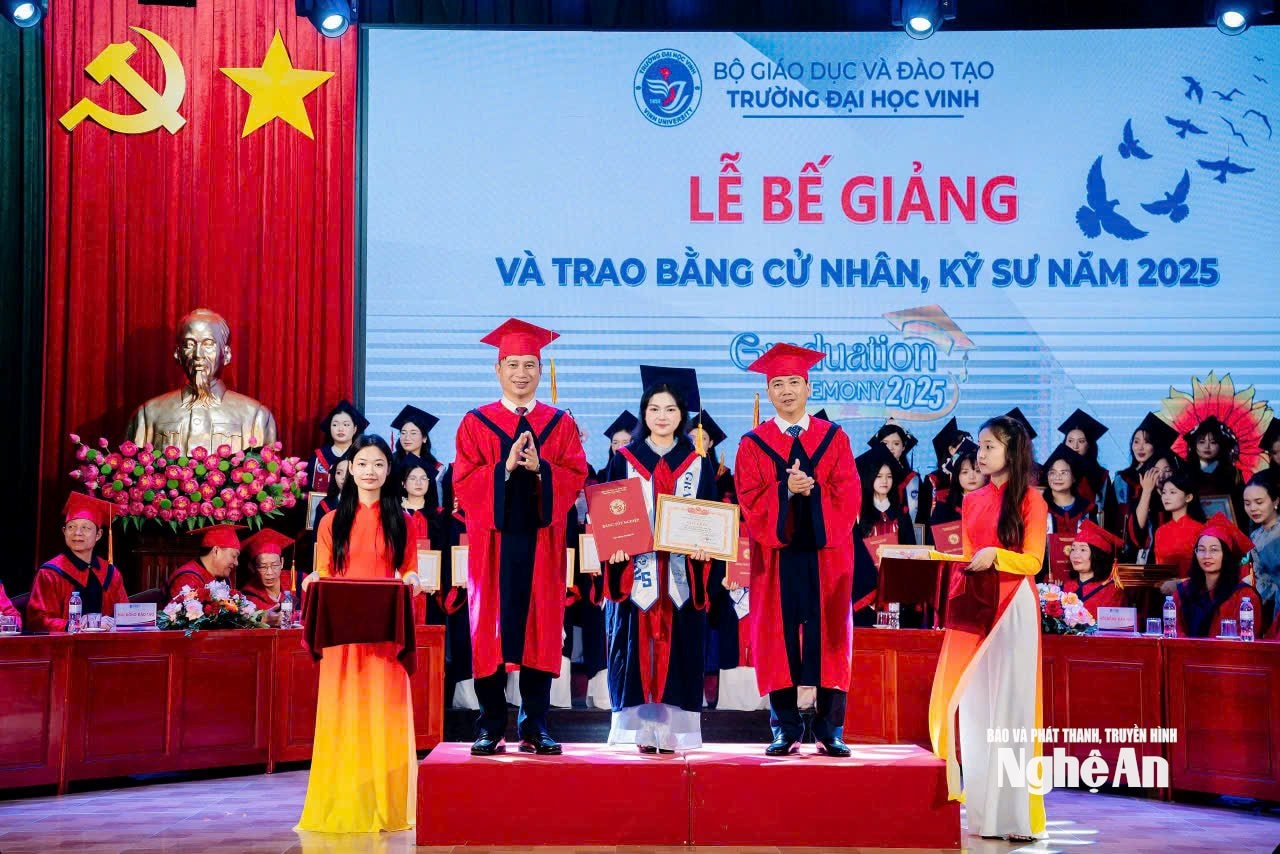 Tốt nghiệp Thủ khoa ngành Sư phạm Ngữ văn,