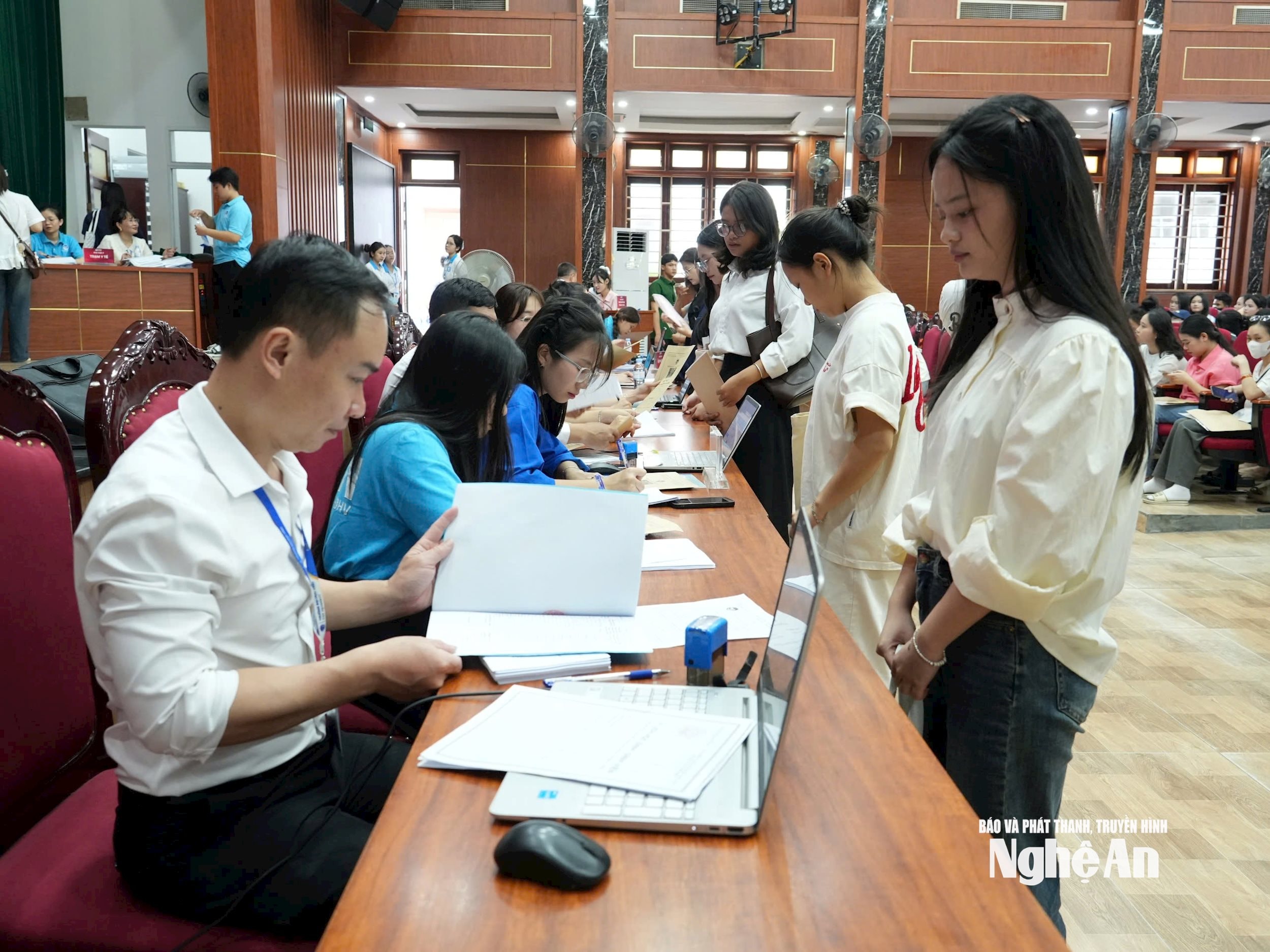 Trường Đại học Vinh nhập học cho sinh viên ngành sư phạm. Ảnh - Mỹ Hà