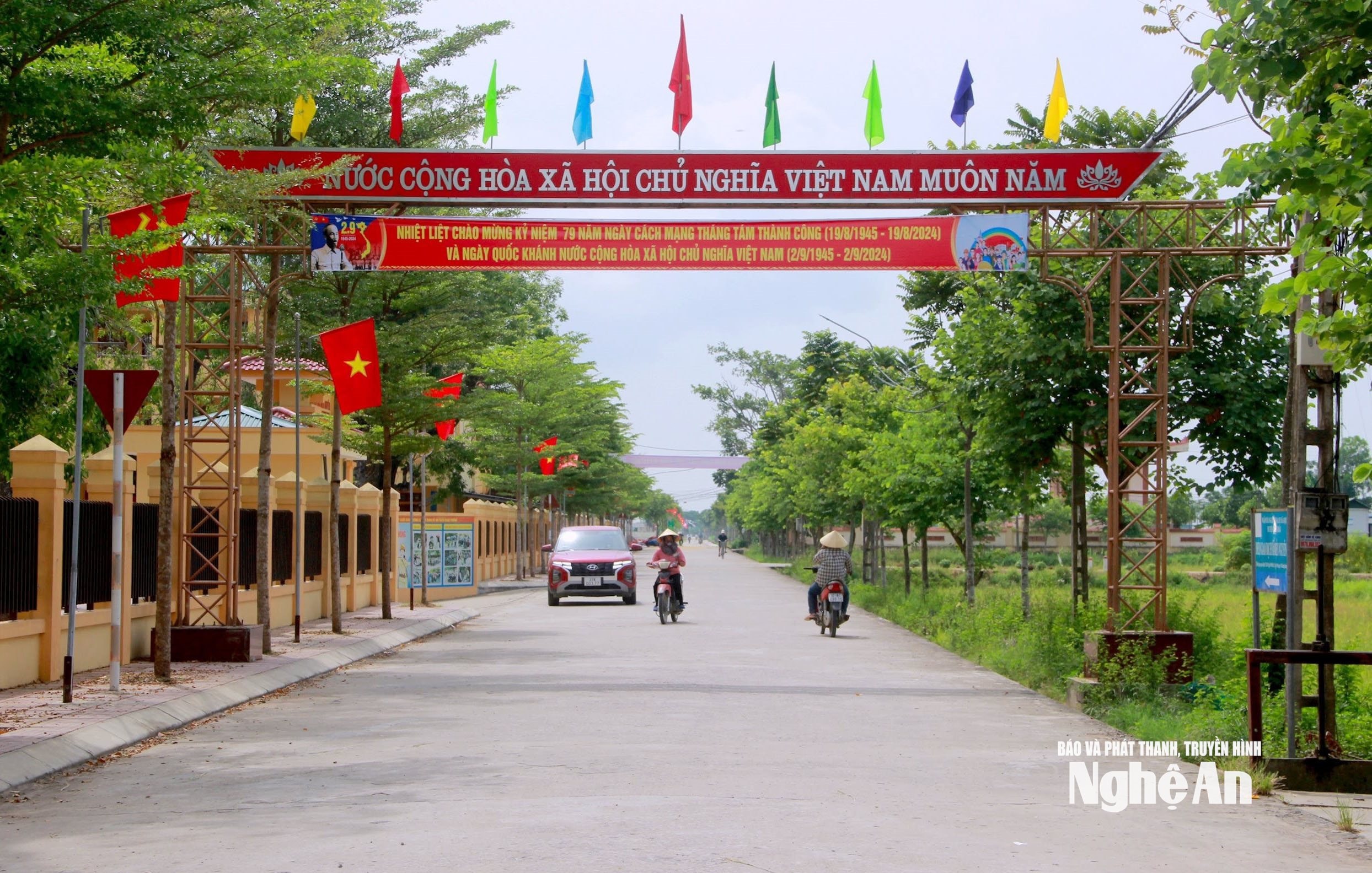 bna_tuyen-duong-tai-xa-minh-chau-dien-nguyen-cu-rong-rai-rop-bong-cay-xanh.-1-.jpg