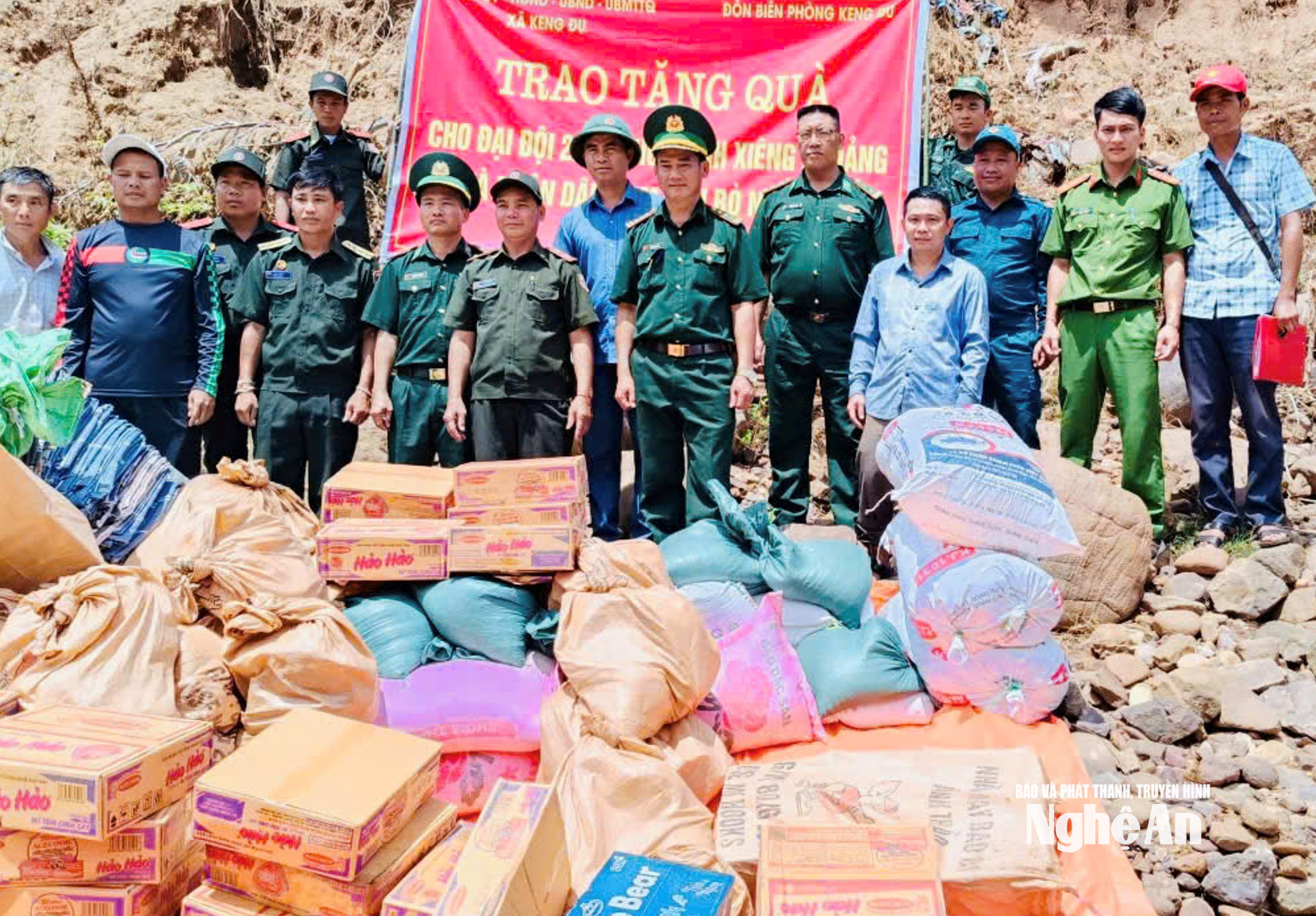 Hỗ trợ nhân dân Lào sau bão số 3 tại ranh giới Việt Lào do Đảng ủy, chính quyền xã Keng Đu phối hợp Đồn Biên phòng thực hiện