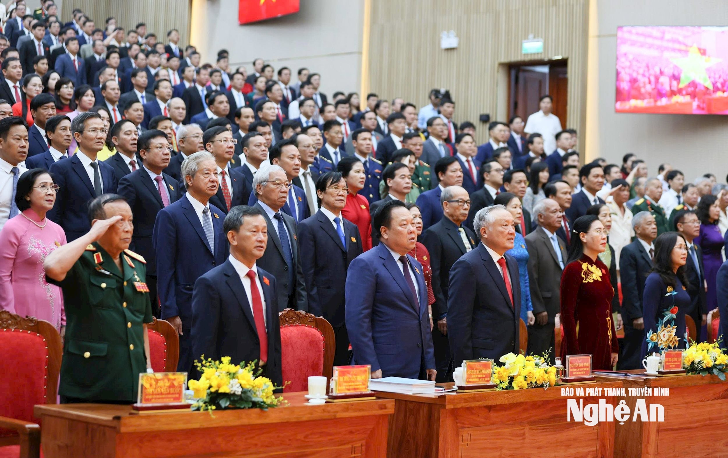  lãnh đạo chào cờ