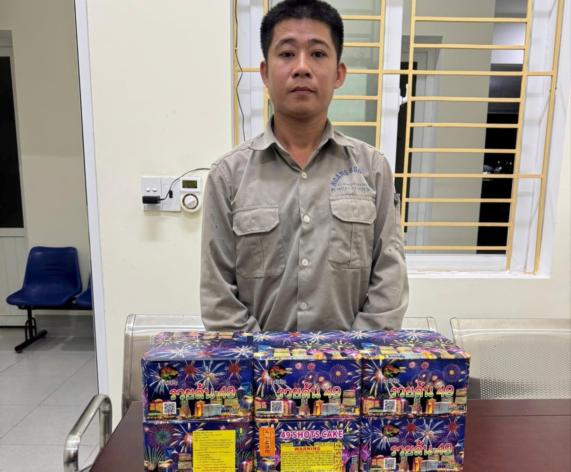 Đối tượng Dương Văn Niềm và tang vật tại cơ quan Công an. Ảnh: Văn Hậu