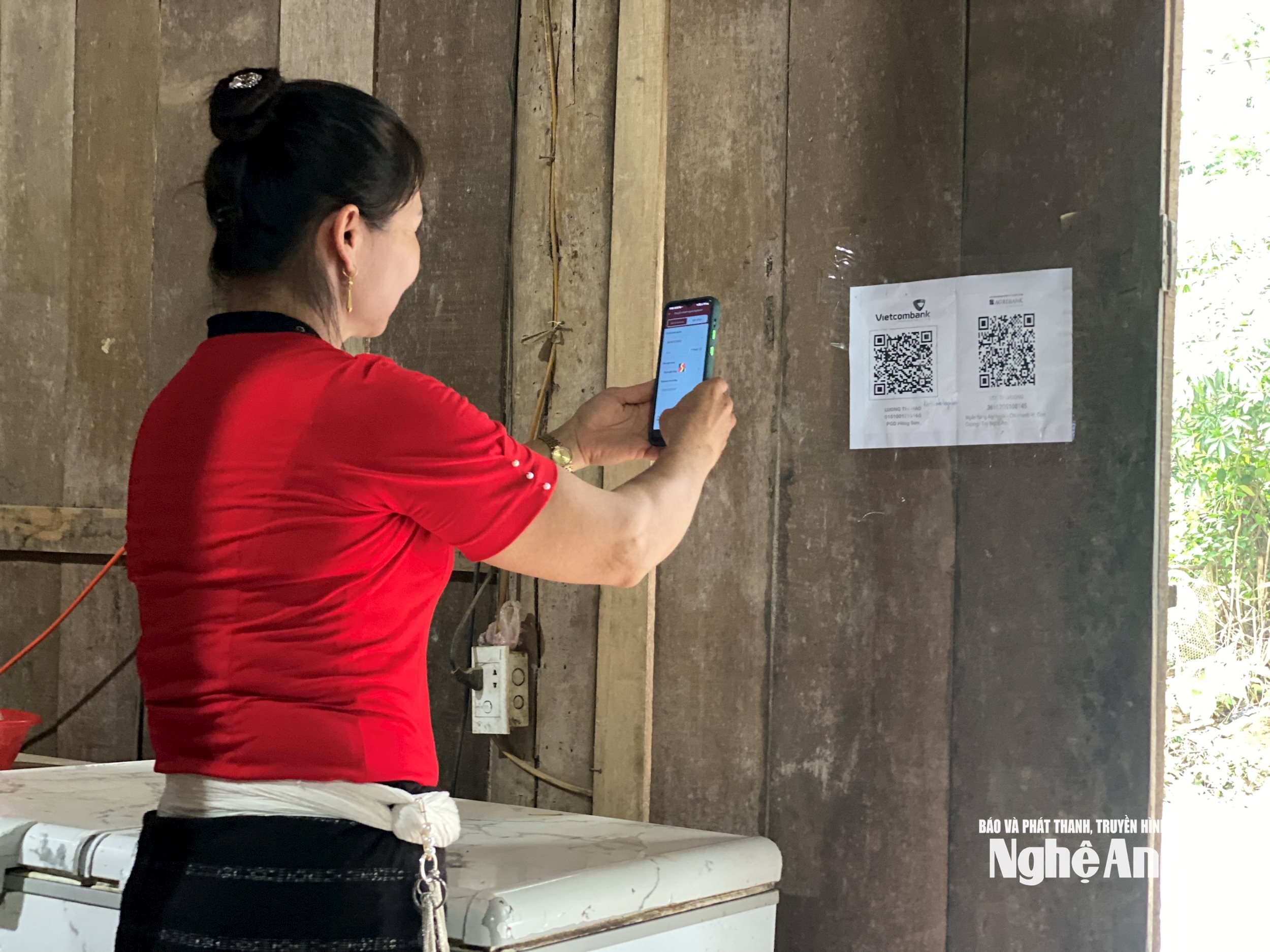 Orang-orang memindai kode QR untuk membayar barang. Foto: Thu Huyen