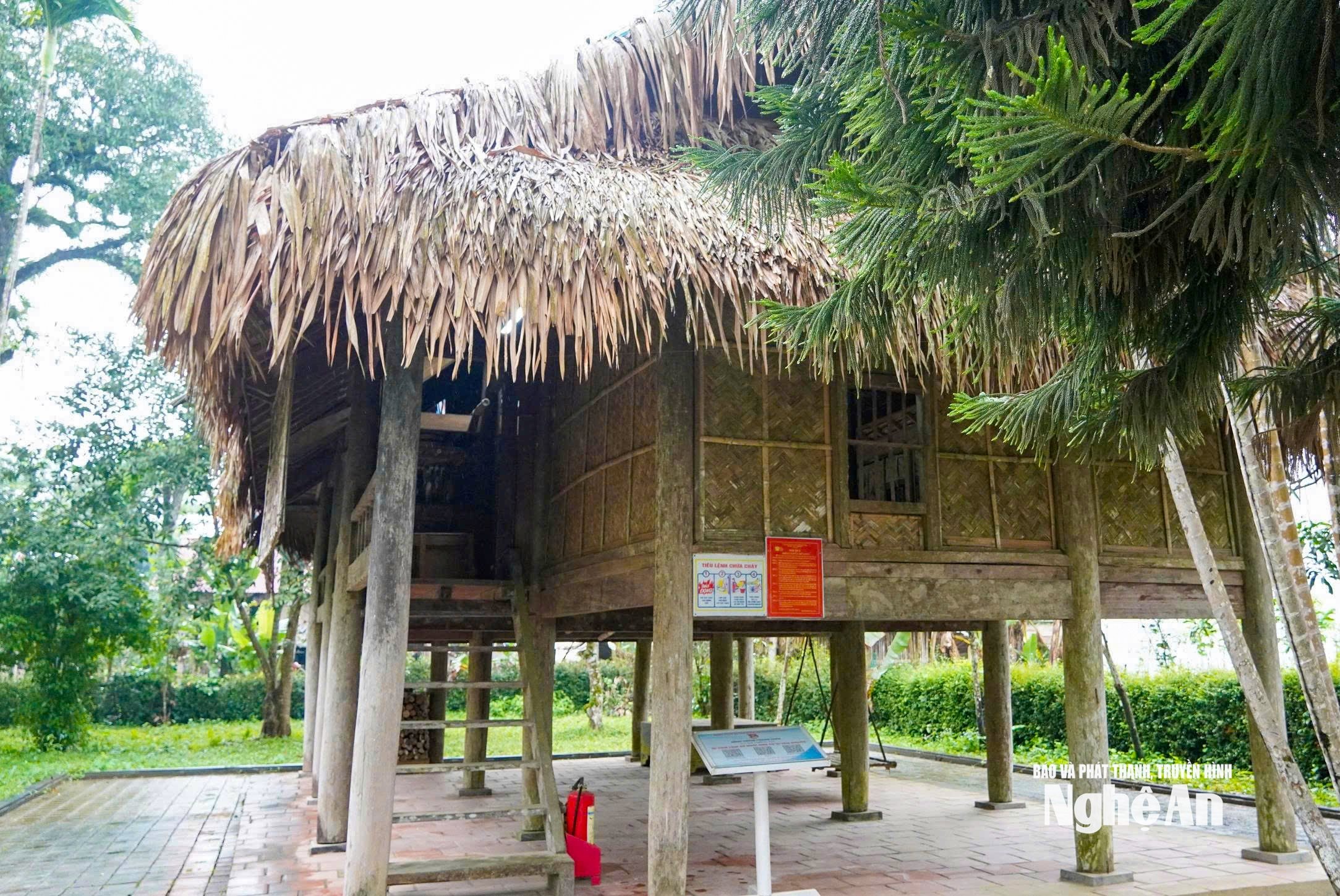 nhà cụ vi