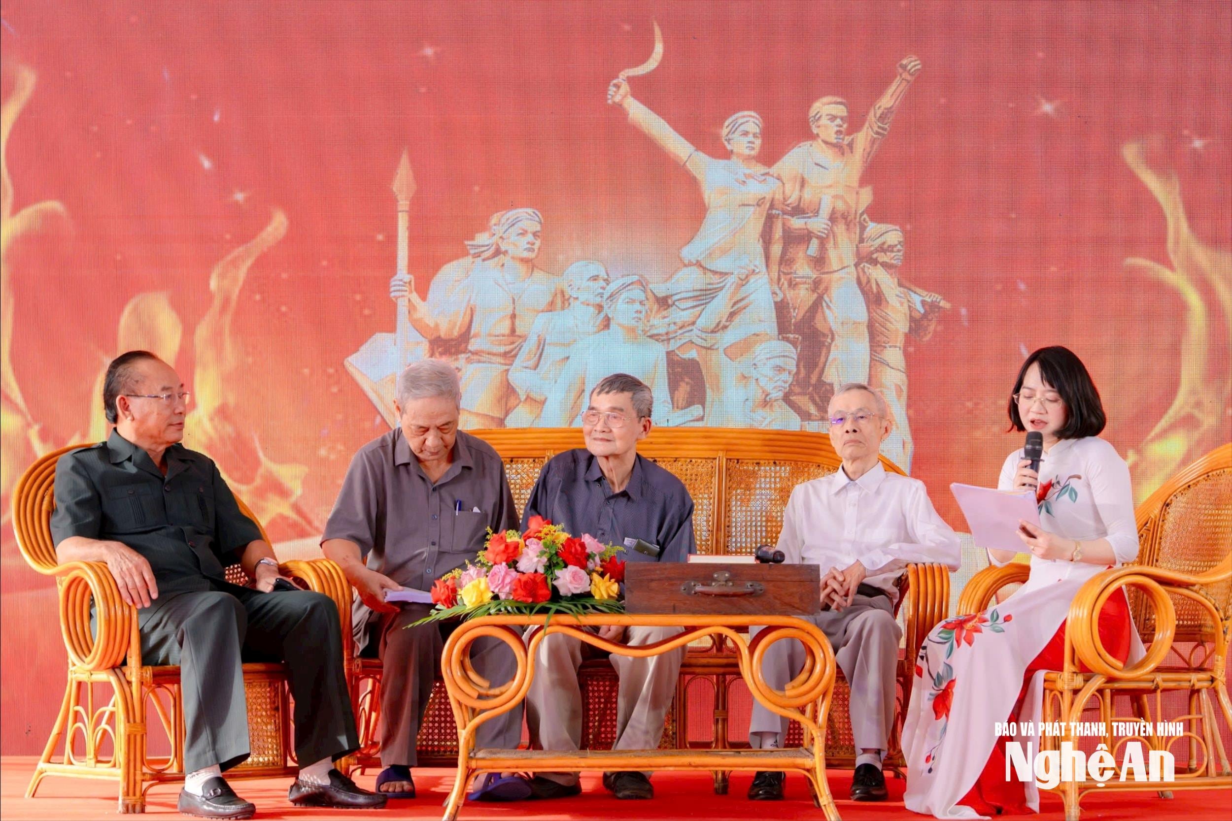 chuong-trinh-toa-dam-gap-mat-than-nhan-cua-cac-anh-hung-cach-mang-xo-viet-nghe-tinh-anh-nguyen-dao.jpg