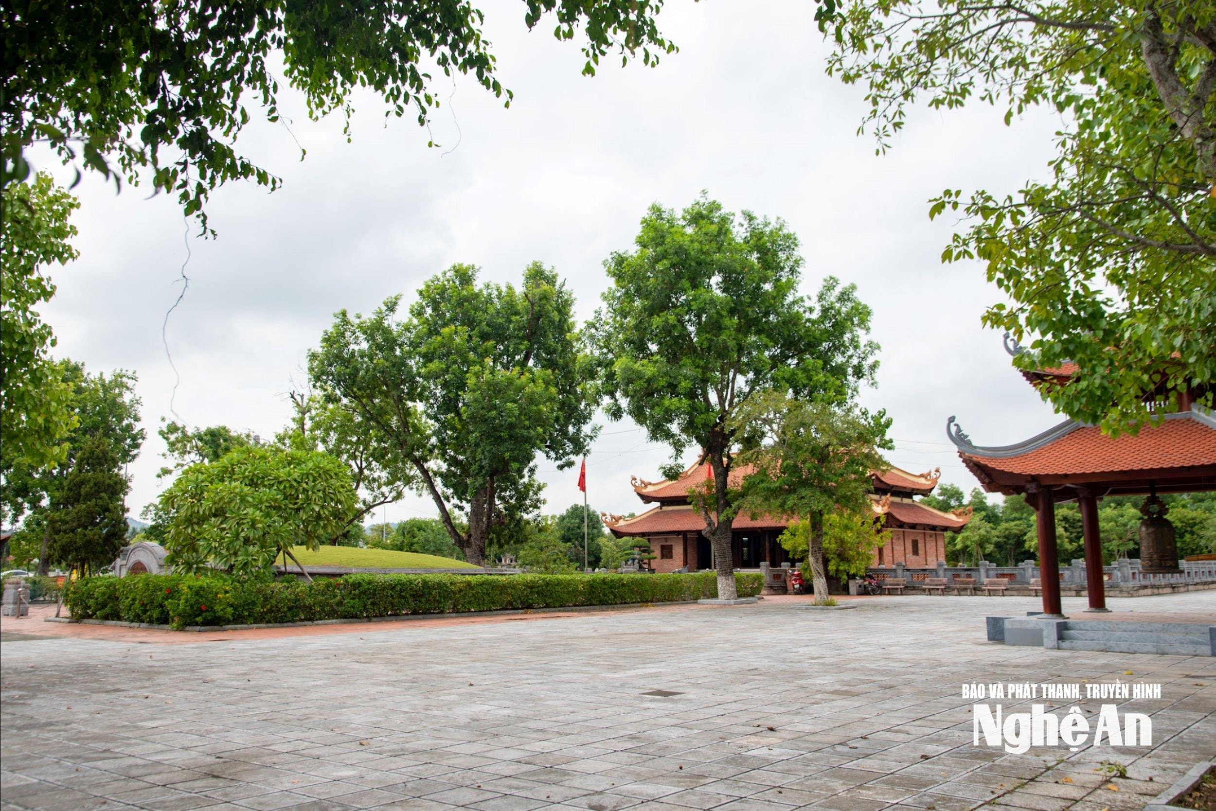 khu-mo-va-nha-tuong-niem-liet-si-xo-viet-nghe-tinh-o-thi-tran-hung-nguyen.-anh-minh-quan.jpg