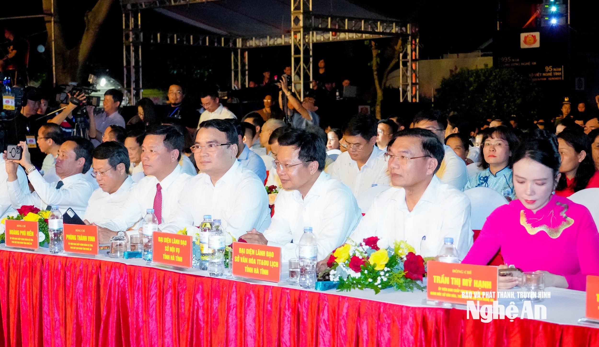 Các đại biểu tham dự lễ Kỷ niệm 995 năm danh xưng Nghệ An, 95 năm Xô viết Nghệ Tĩnh và đón Bằng xếp hạng di tích quốc gia đặc biệt Xô Viết - Nghệ Tĩnh. Ảnh: Phạm Bằng