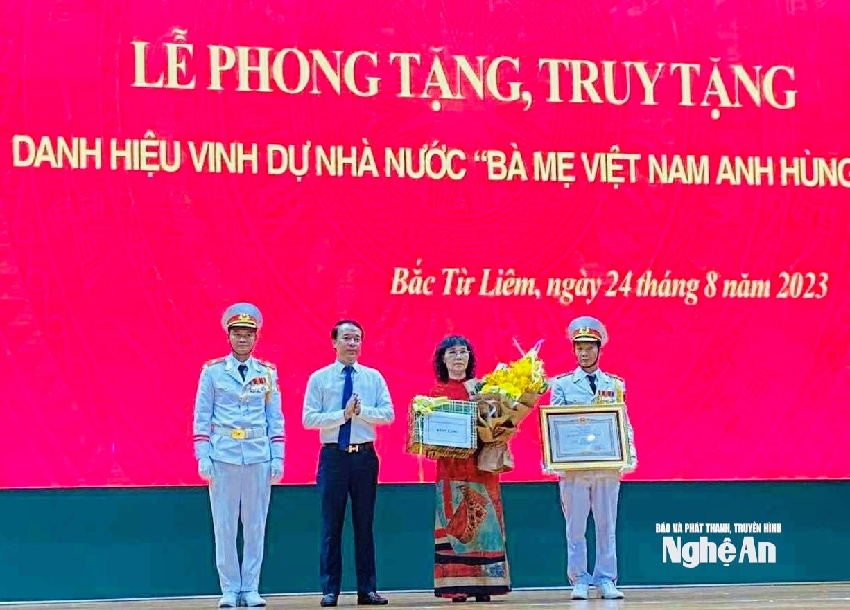 Bà Trần Thị Hảo được Nhà nước phong tặng danh hiệu vinh dự Nhà nước 'Bà Mẹ Việt Nam anh hùng' vào tháng 8 năm 2023. Ảnh GĐCC